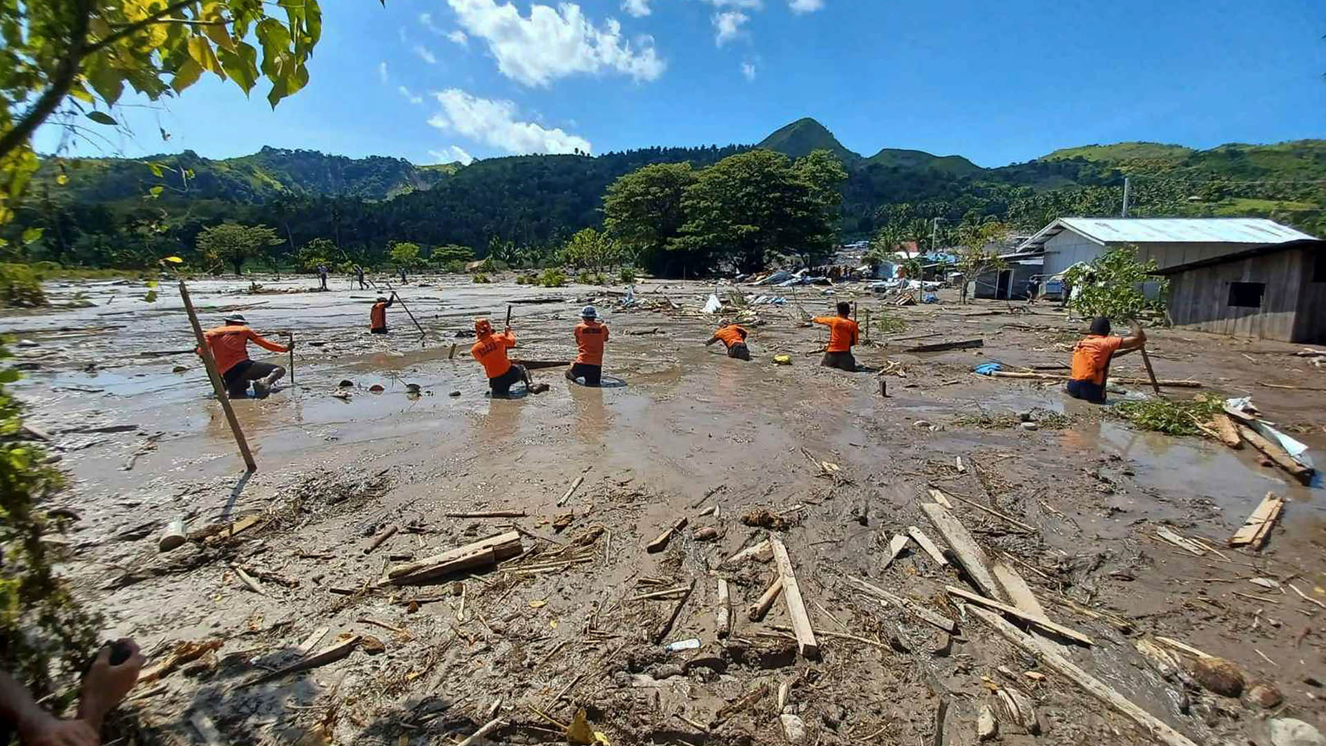 Rettungskräfte suchen nach Tropensturm "Nalgae" im Süden der Philippinen nach Vermissten. | dpa