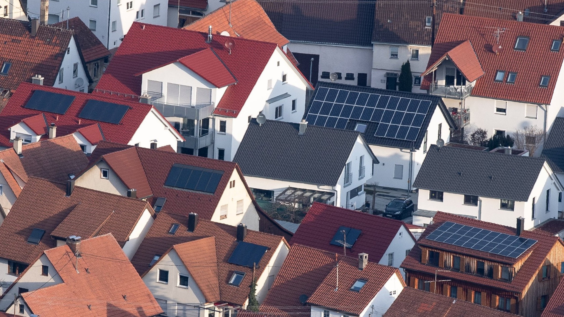 Photovoltaikanlagen auf Dächern | Bildquelle: dpa