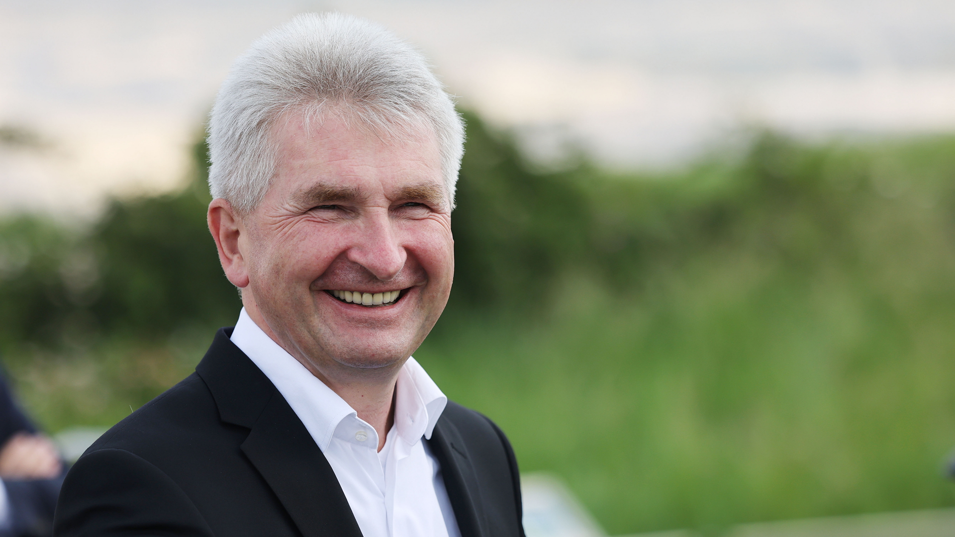 Nordrhein-Westfalens Wirtschaftsminister Andreas Pinkwart lächelt in die Kamera | dpa