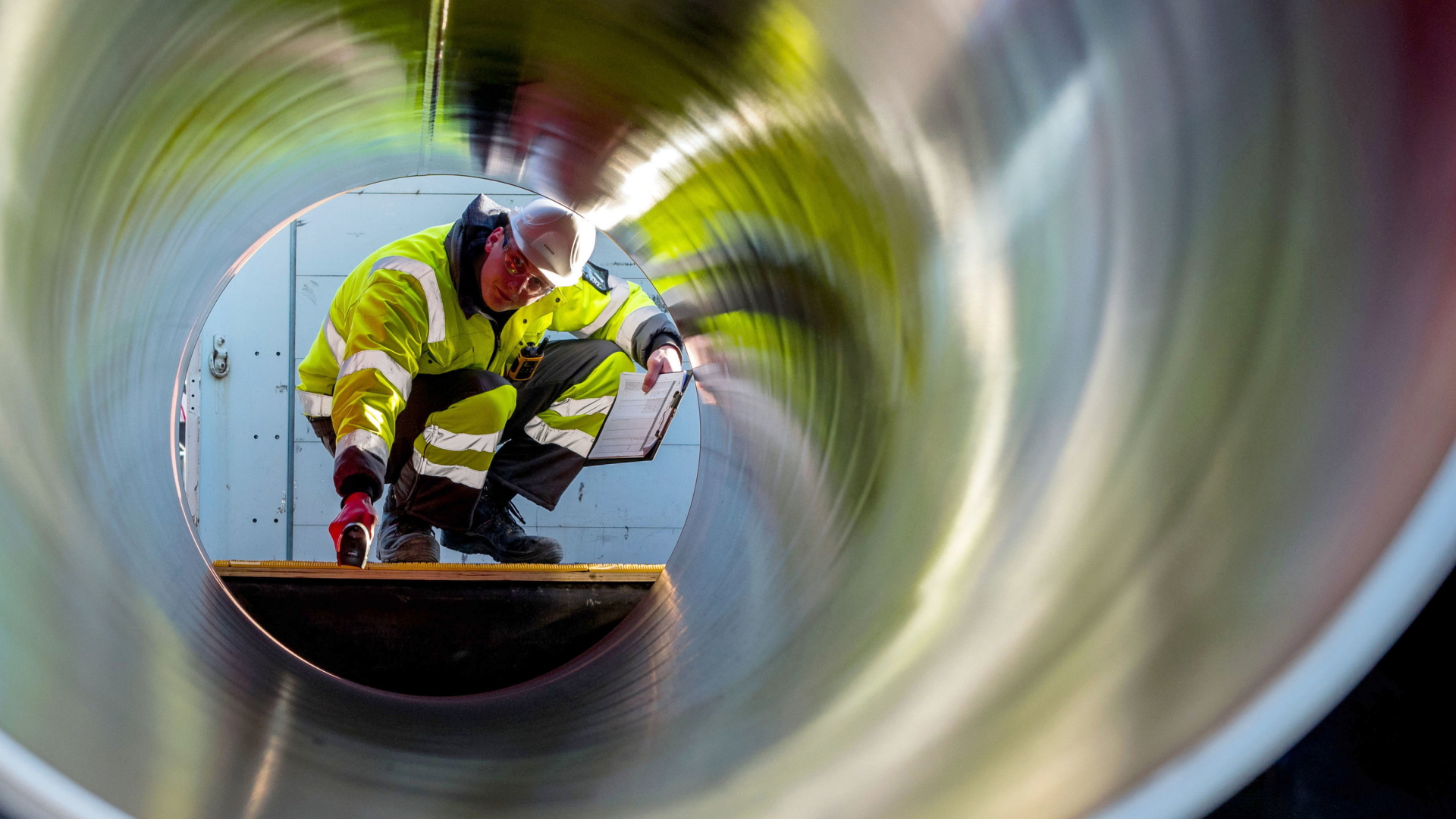 Ein Mitarbeiter prüft ein Rohr, das Teil der Pipeline Nord Stream 2 werden soll. | dpa