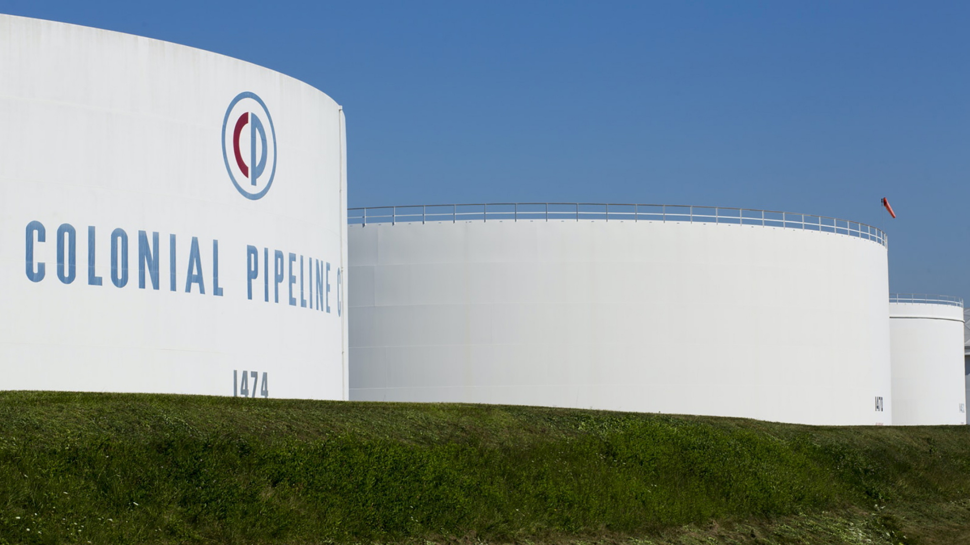 Öltanks von "Colonial Pipeline" stehen neben der Autobahn I-95 in New Jersey. | via REUTERS