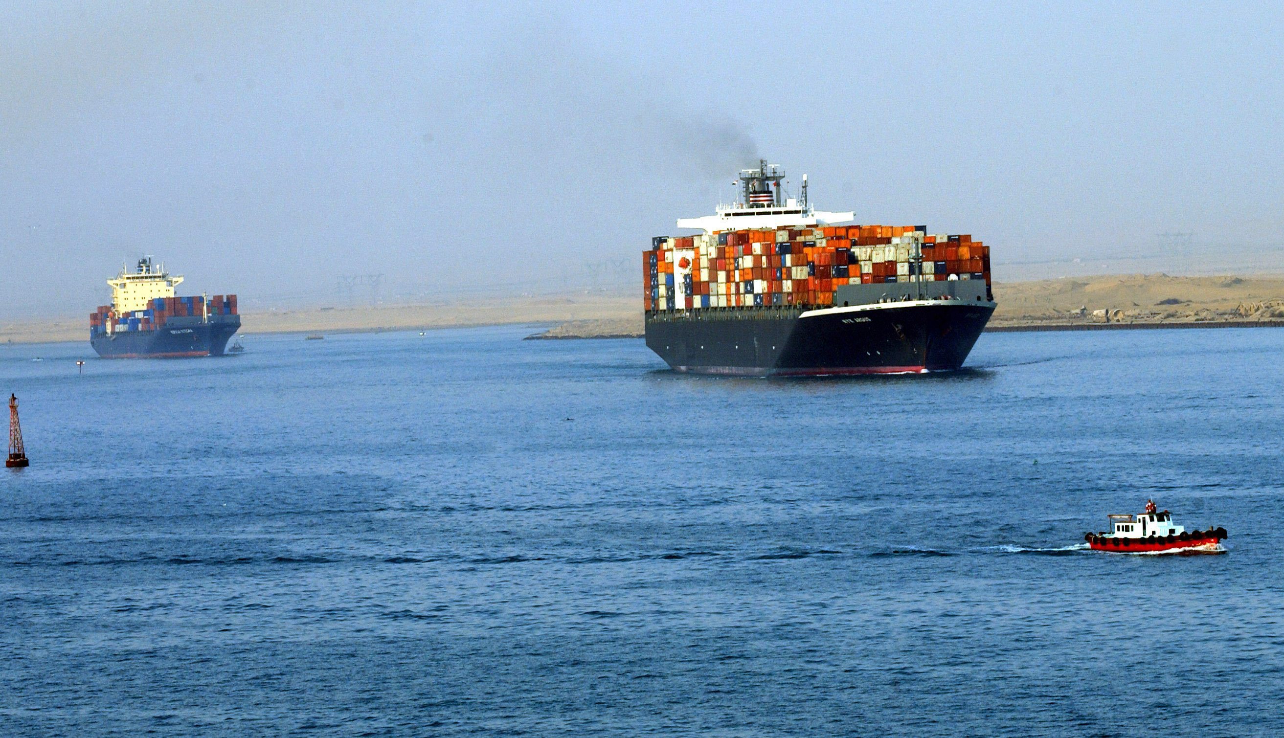 Containerschiffe im Suezkanal