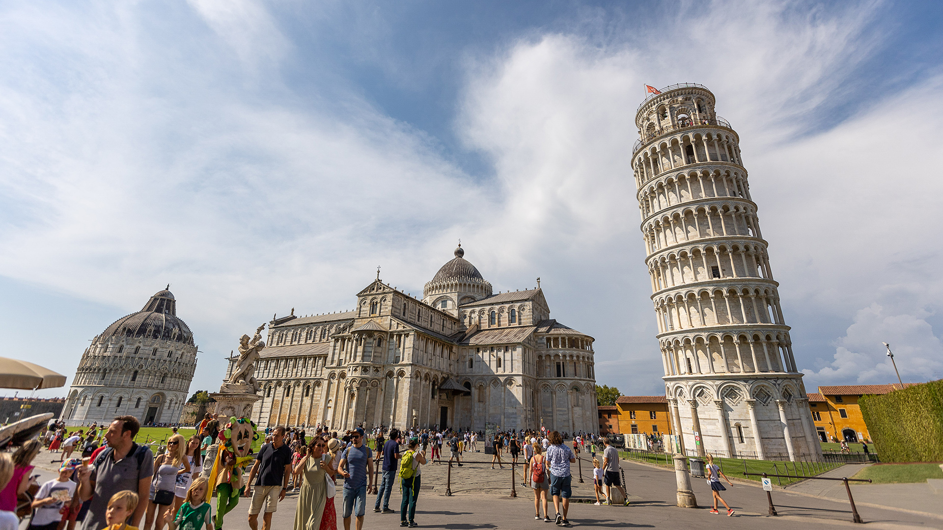 Menschen vor dem Schiefen Turm von Pisa | picture alliance / Eibner-Presse