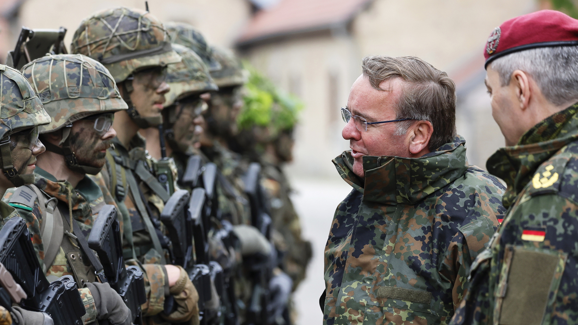 Boris Pistorius spricht in der Infanterieschule Hammelburg der Bundeswehr mit Gebirgsjägern. (Archivbild: 16.05.2023)