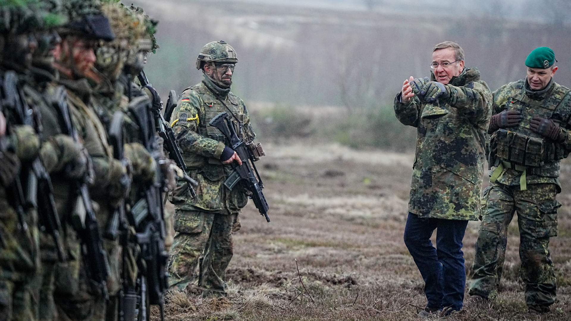 Boris Pistorius steht mit Soldaten bei der Bundeswehr auf dem Truppenübungsplatz Altengrabow. | dpa