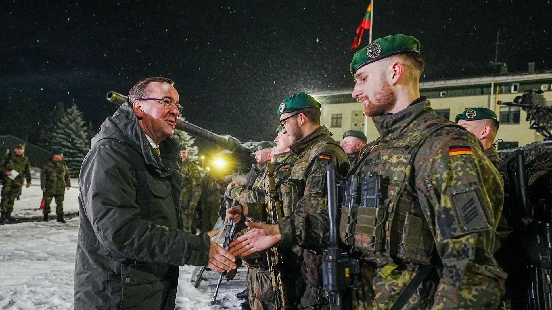 Verteidigungsminister Boris Pistorius (SPD) trifft Bundeswehrsoldaten des deutschen Einsatzkontingents Enhanced Forward Presence in Rukla bei dem Besuch des NATO-Partners Litauen | dpa
