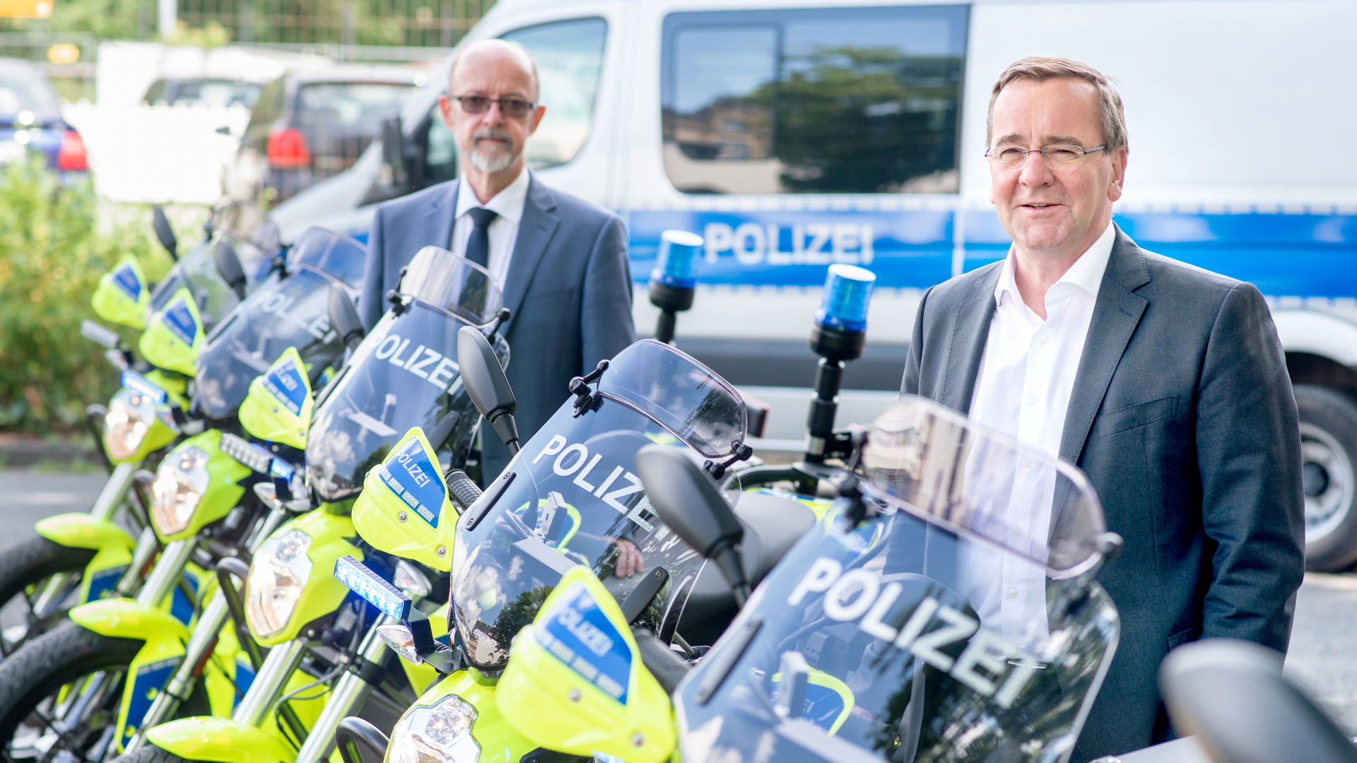 Boris Pistorius steht zwischen neuen Motorrädern der Polizei in Hannover. | dpa