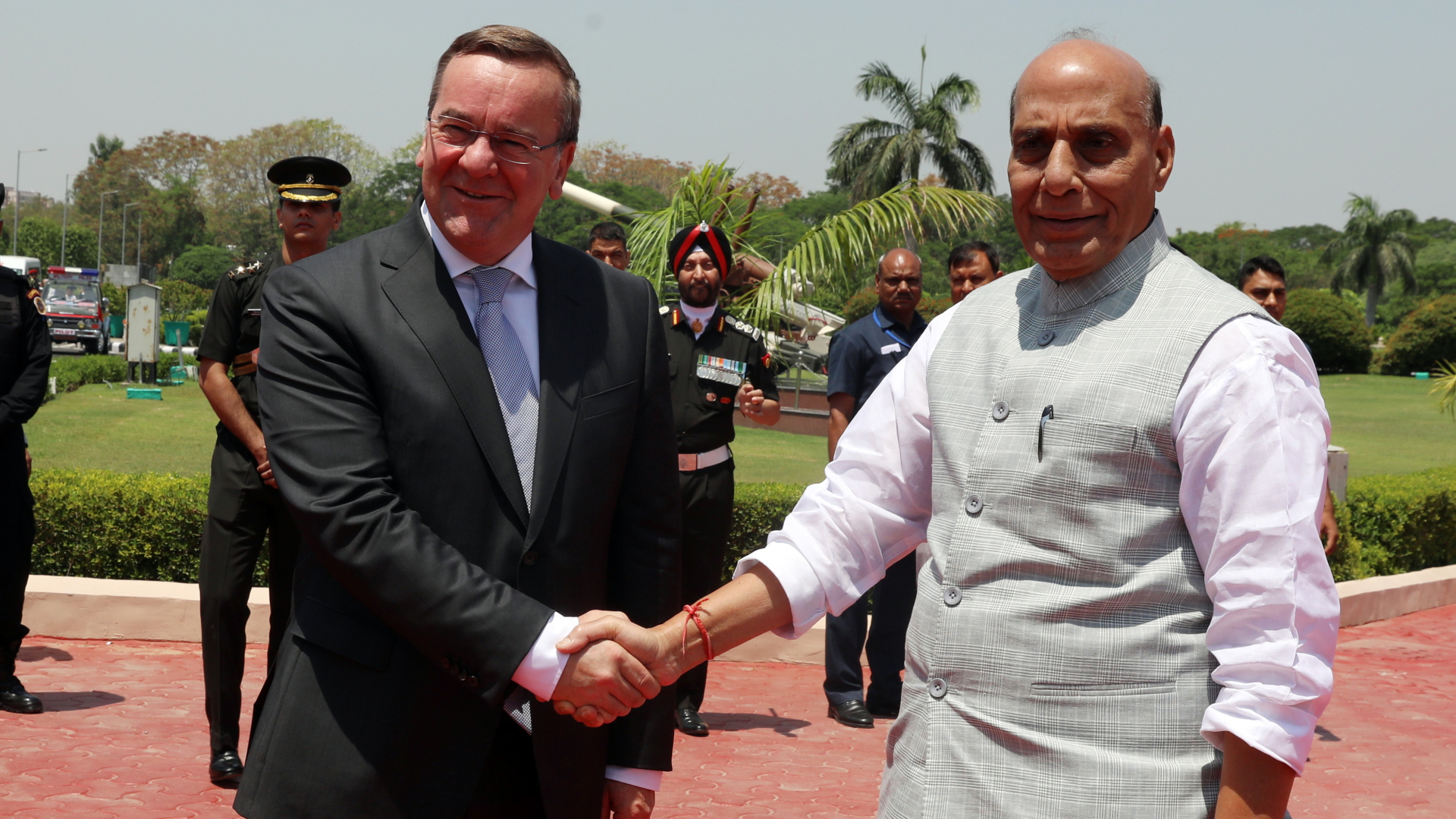 Boris Pistorius (l) und Rajnath Singh schütteln sich bei einem Treffen in Neu Delhi die Hände.