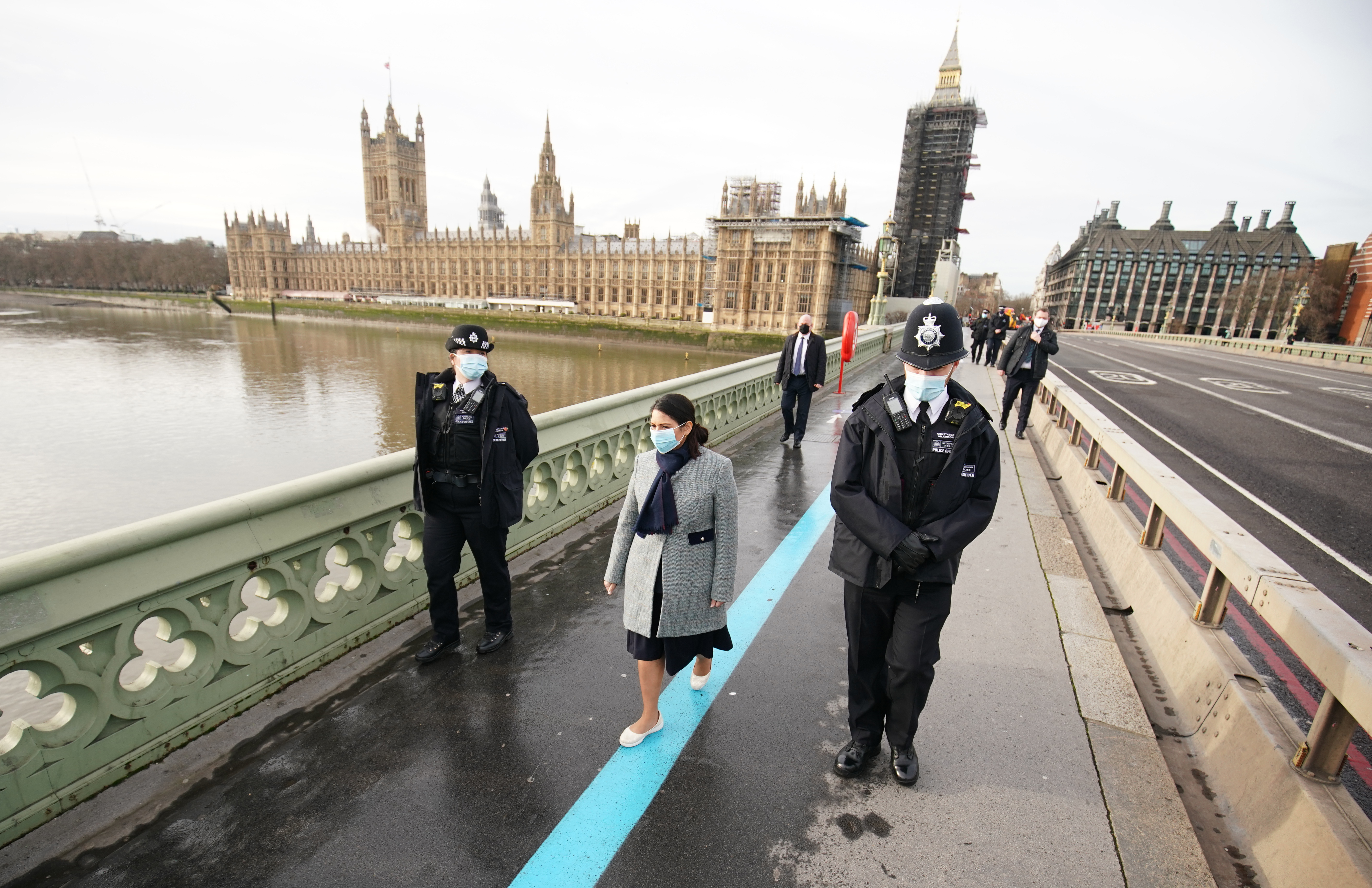 Priti Patel in Begleitung von Polizisten und Sicherheitspersonal in London | picture alliance/dpa/PA Wire