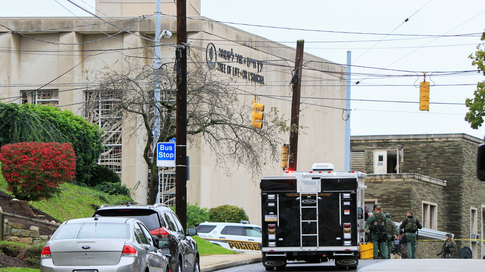 Vor der Synagoge "Tree of Live" in Pittsburgh stehen mehrere bewaffnete Sicherheitsbeamte.  | Bildquelle: REUTERS
