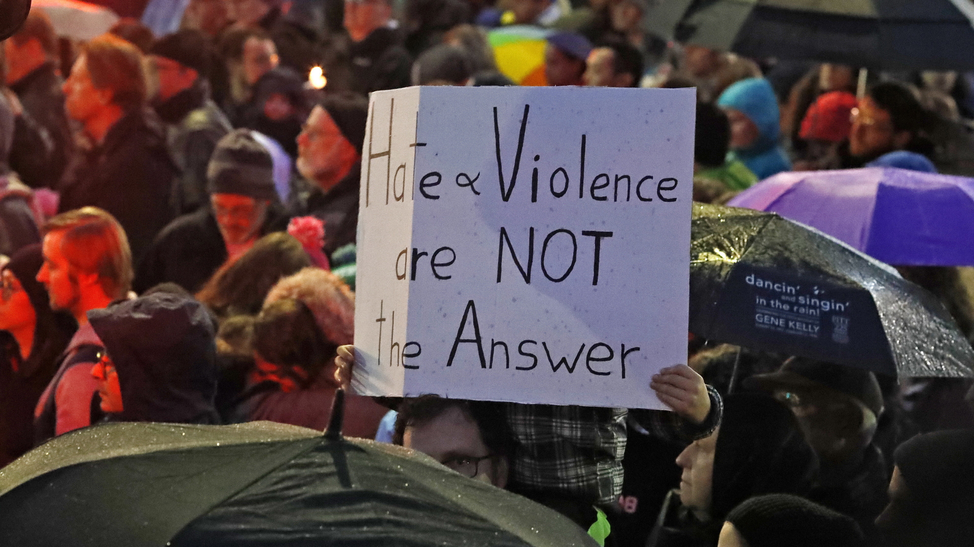 Ein Schild mit der Aufschrift "Hass und Gewalt sind nicht die Antwort" auf einer Trauerandacht für die Getöteten von Pittsburgh. | Bildquelle: AP