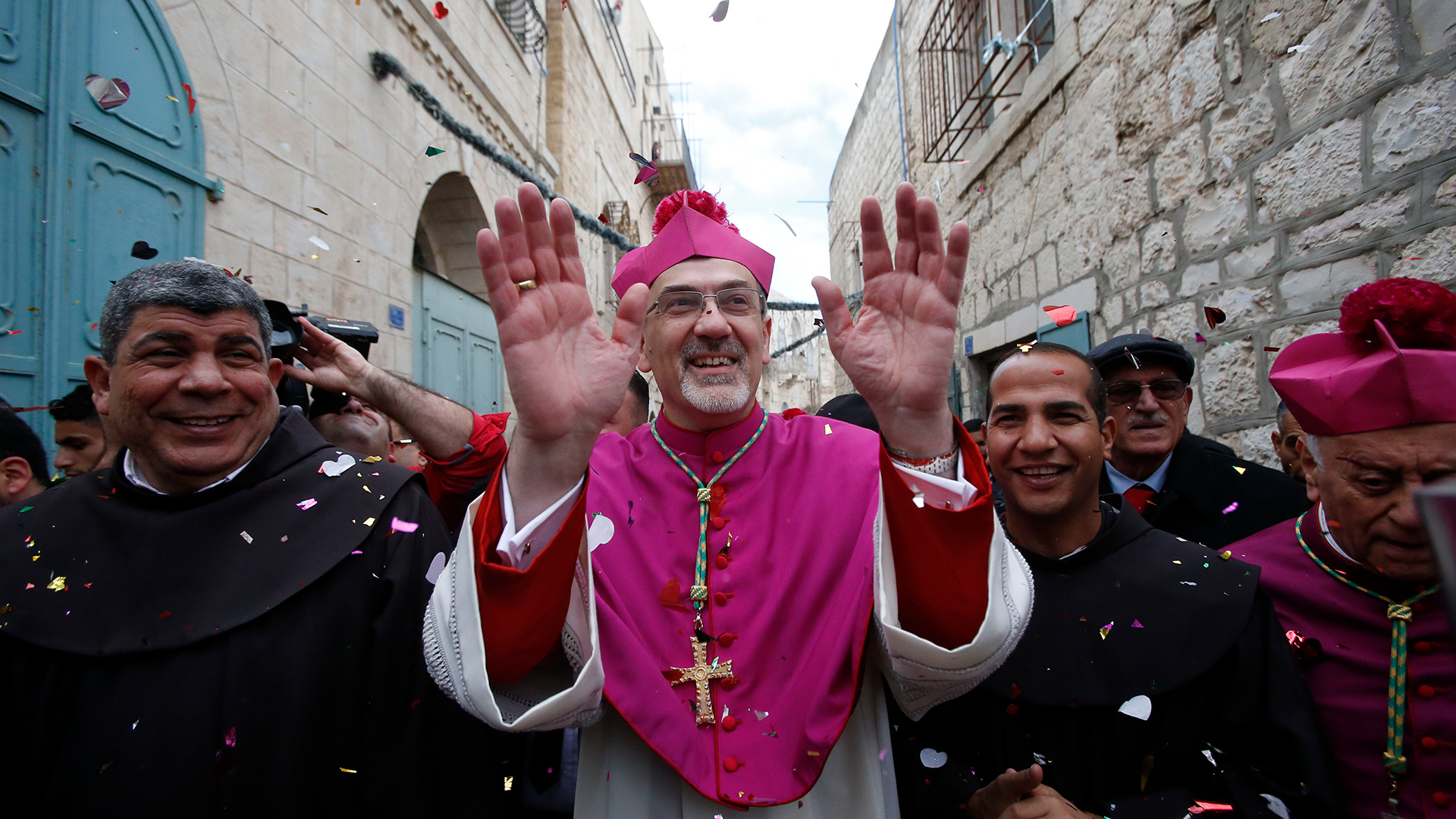 Pierbattista Pizzaballa wird von einer Menge begrüßt, als er in der Stadt Bethlehem im Westjordanland ankommt. | AFP