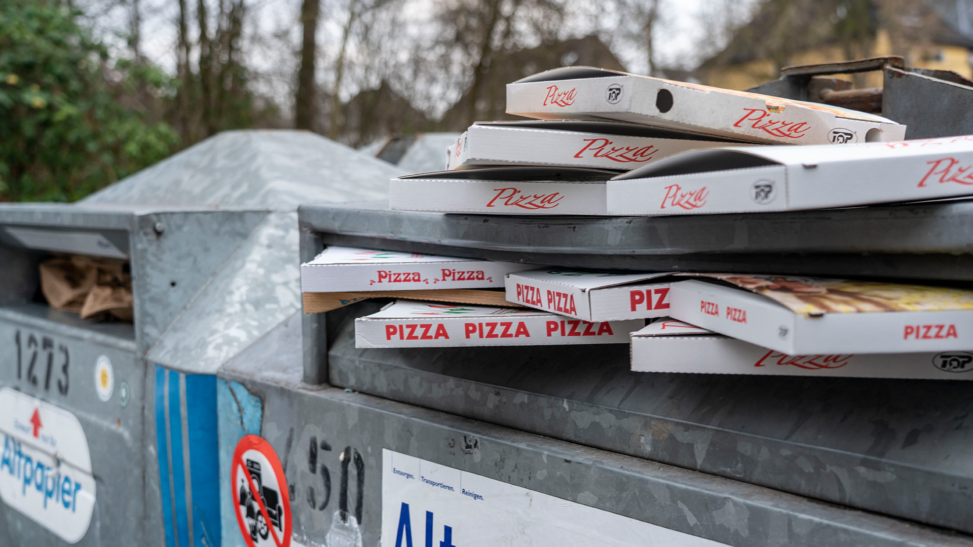 Pizzakartons liegen auf einem Altpapiercontainer. | picture alliance / Jochen Tack