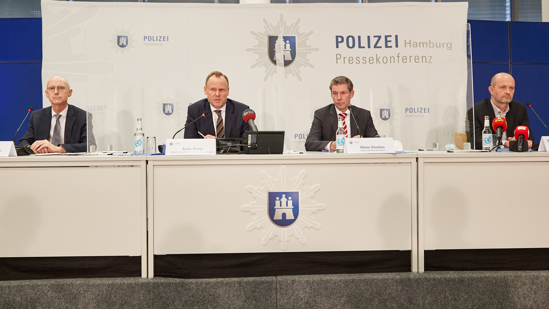 Jörg Fröhlich, Andy Grote, Mirko Streiber und Claus Cortnumme sprechen auf einer Pressekonferenz. | picture alliance/dpa