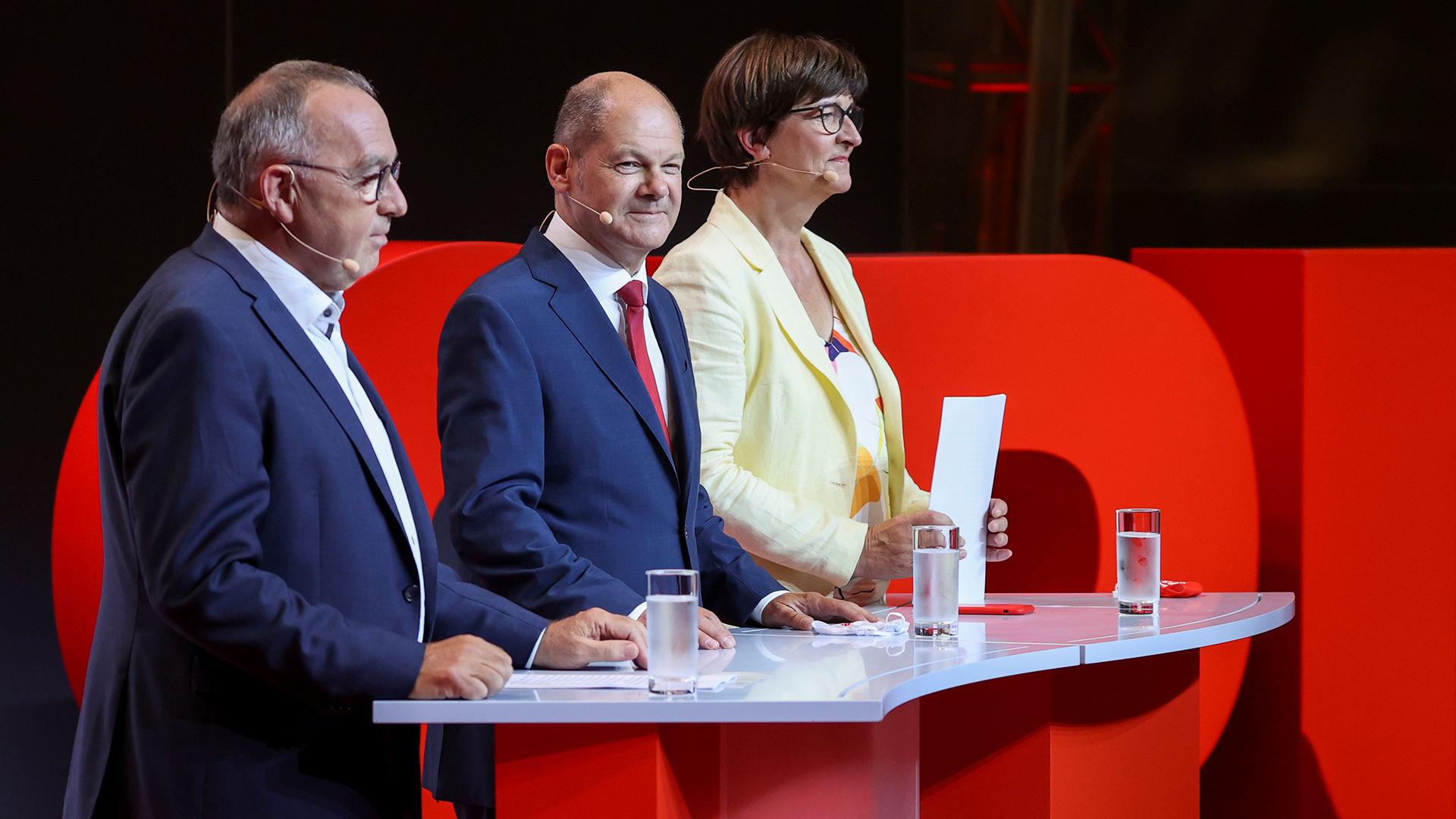 Walter-Borjans, Scholz und Esken bei der SPD-Pressekonferenz| Bildquelle: REUTERS