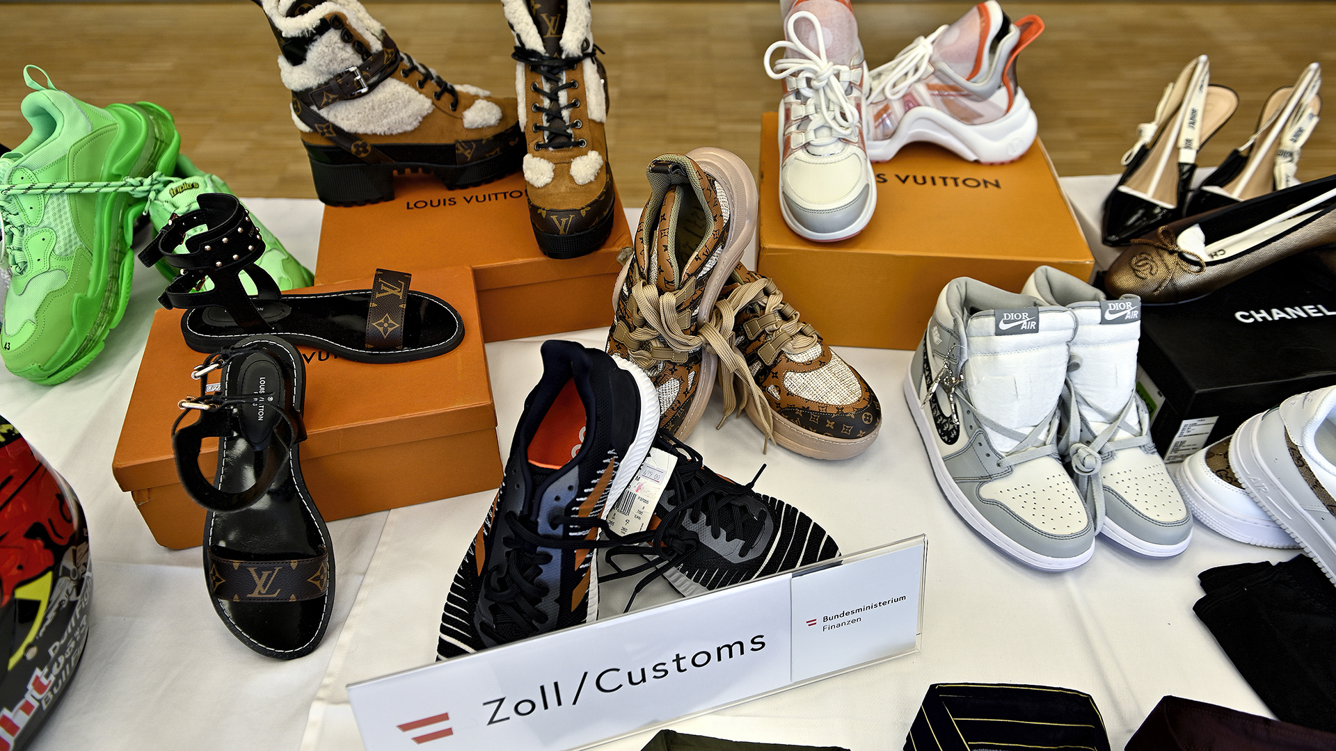 Vom Zoll sichergestellte gefälschte Marken-Schuhe | picture alliance / HERBERT NEUBA