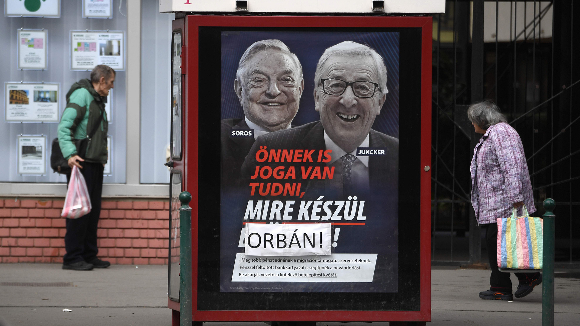 Plakat mit dem Foto von George Soros und Jean-Claude Juncker | AFP