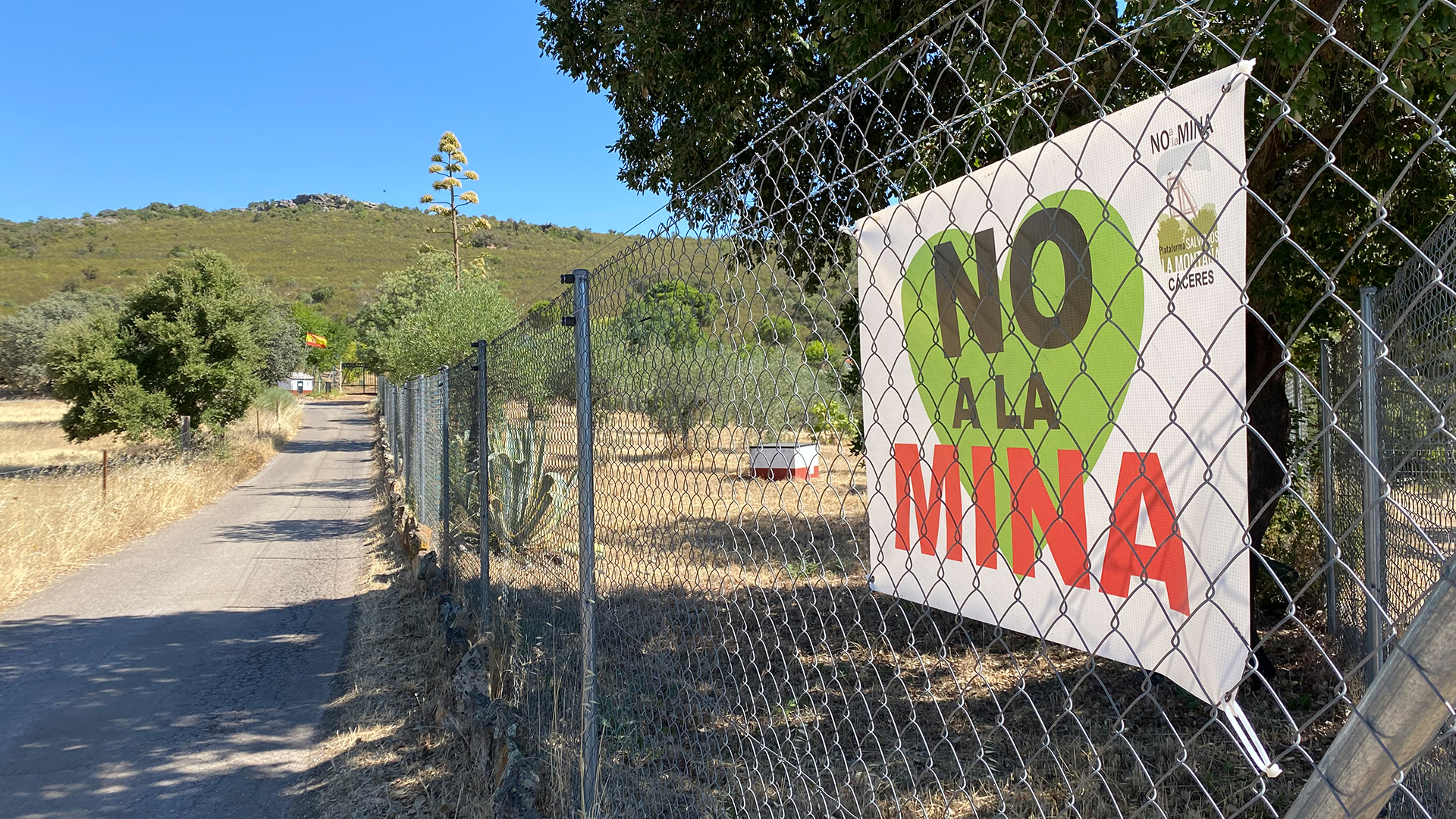 Ein Plakat mit der Aufschrift "Nein zur Mine" hängt an einem Zaun. | ARD-Studio Madrid