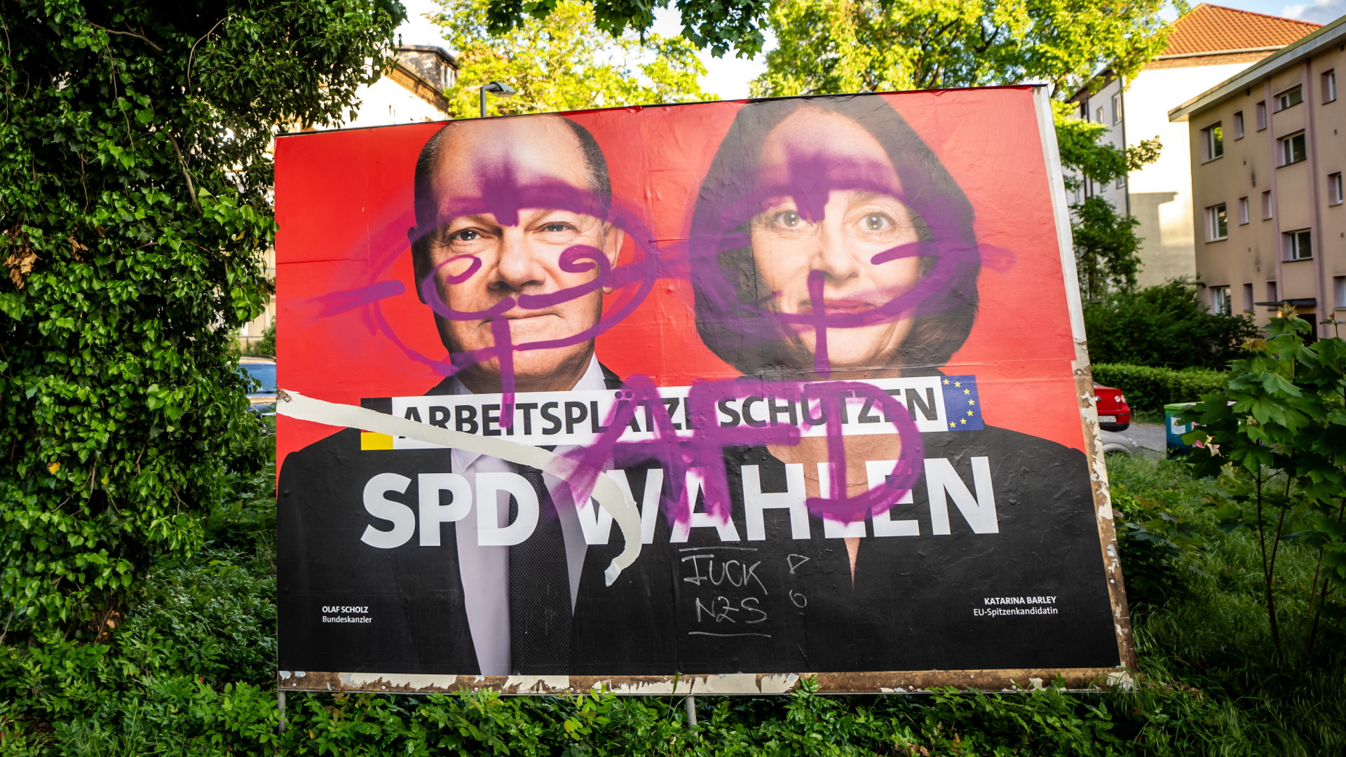 Ein SPD Wahlplakat mit dem Bild von Olaf Scholz und Katarina Barley für die Europawahl ist in Berlin Tempelhof mit "AfD" überschmiert