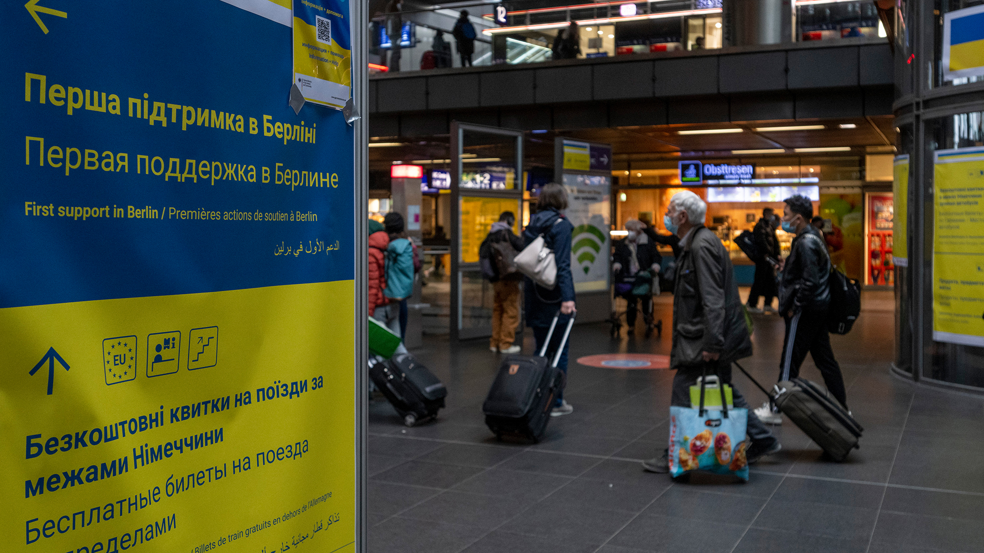 Ein Plakat mit Informationen für die aus der Ukraine ankommenden Flüchtlinge hängt in der Bahnhofshalle am Hauptbahnhof in Berlin. | dpa