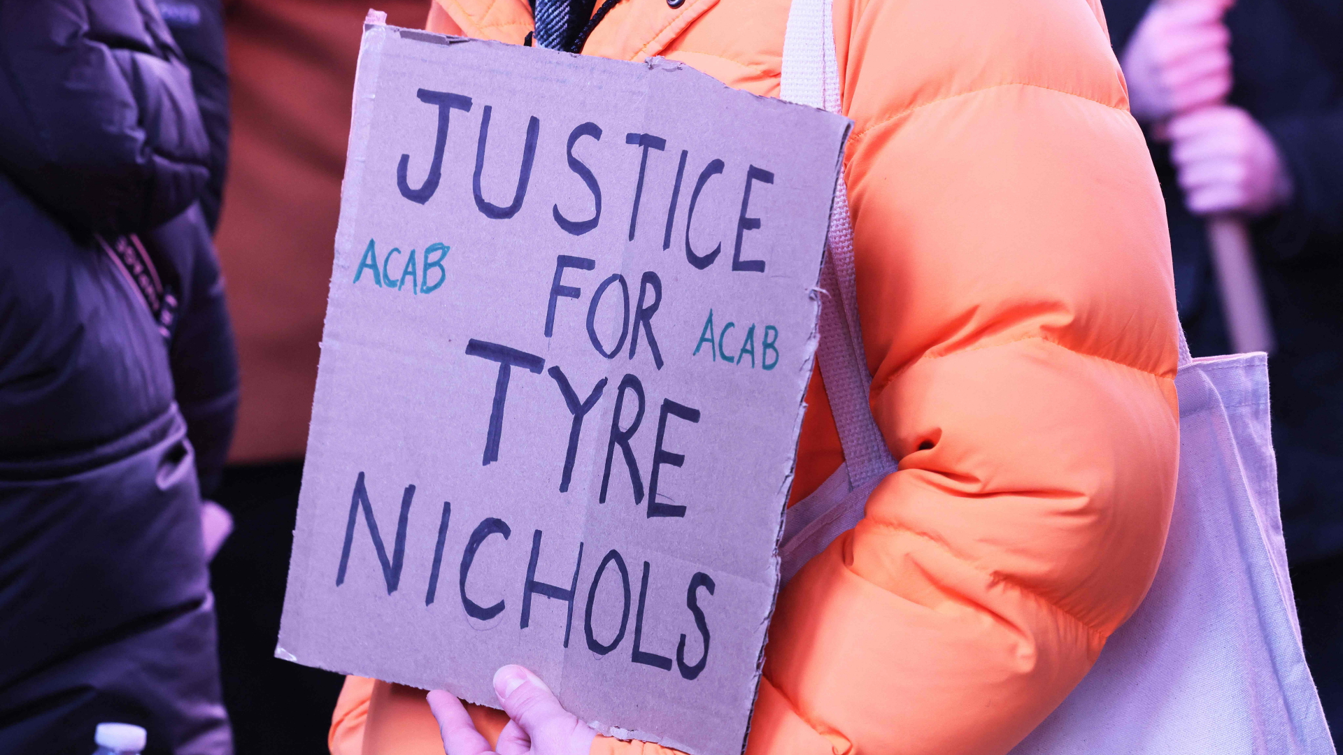 Eine Frau hält ein Plakat mit der Aufschrift "Justice für Tyre Nichols" ("Gerechtigkeit für Tyre Nichols")