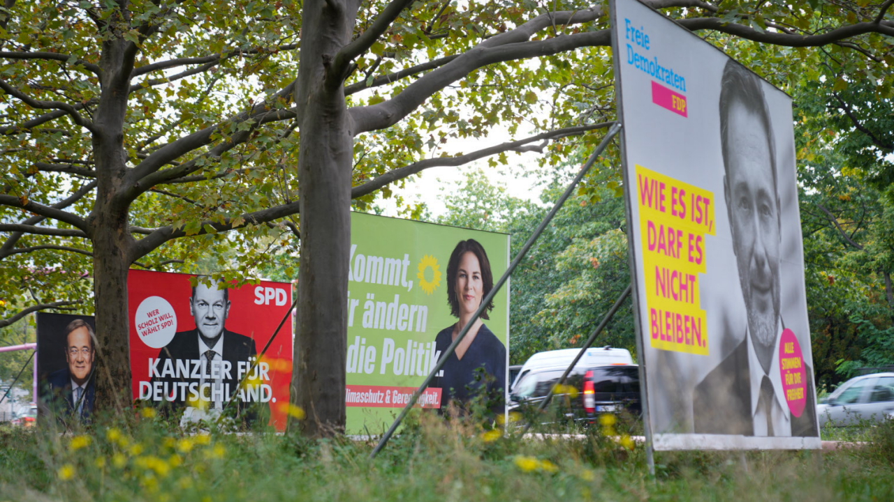 Wahlplakate der Union mit Armin Laschet, der SPD mit Olaf Scholz, von Bündnis 90/Die Grünen mit Annalena Baerbock und der FDP mit Christian Lindner stehen einen Tag nach der Bundestagswahl in einer Reihe. | dpa