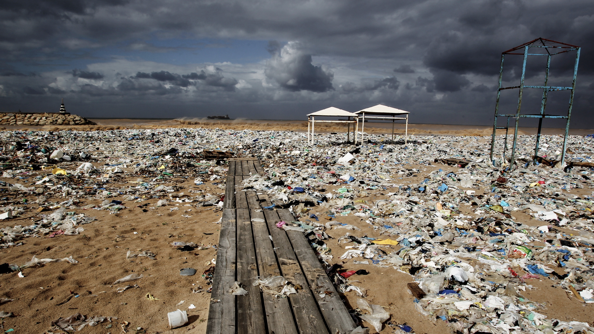 Plastikmüll liegt an einem Strand am Mittelmeer nördlich von Beirut im Libanon. | dpa
