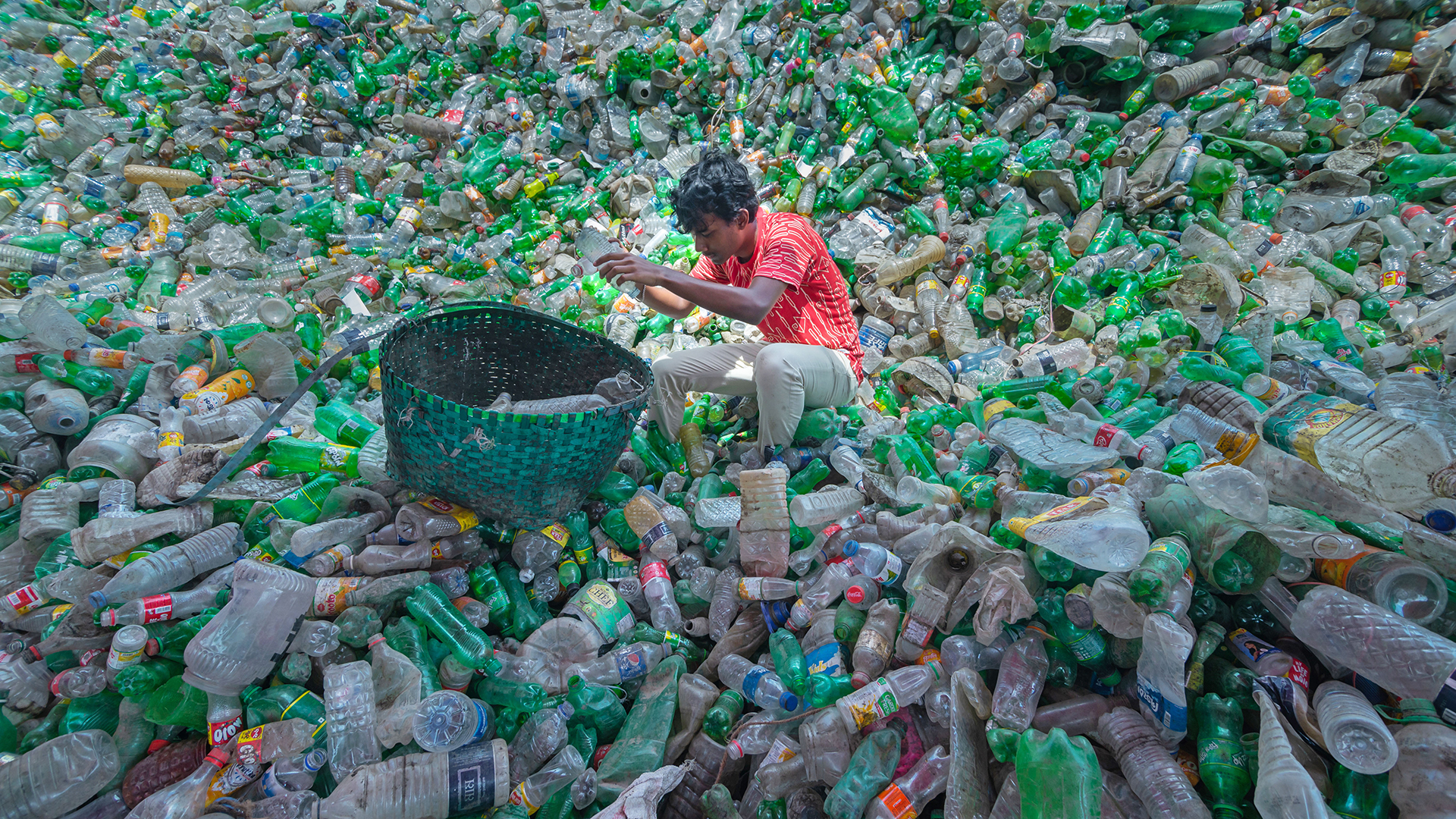 Ein Arbeiter sortiert gebrauchte Plastikflaschen in einer Recyclingfabrik in Noakhali im Westen Bangladeschs. | picture alliance/dpa/ZUMA Press