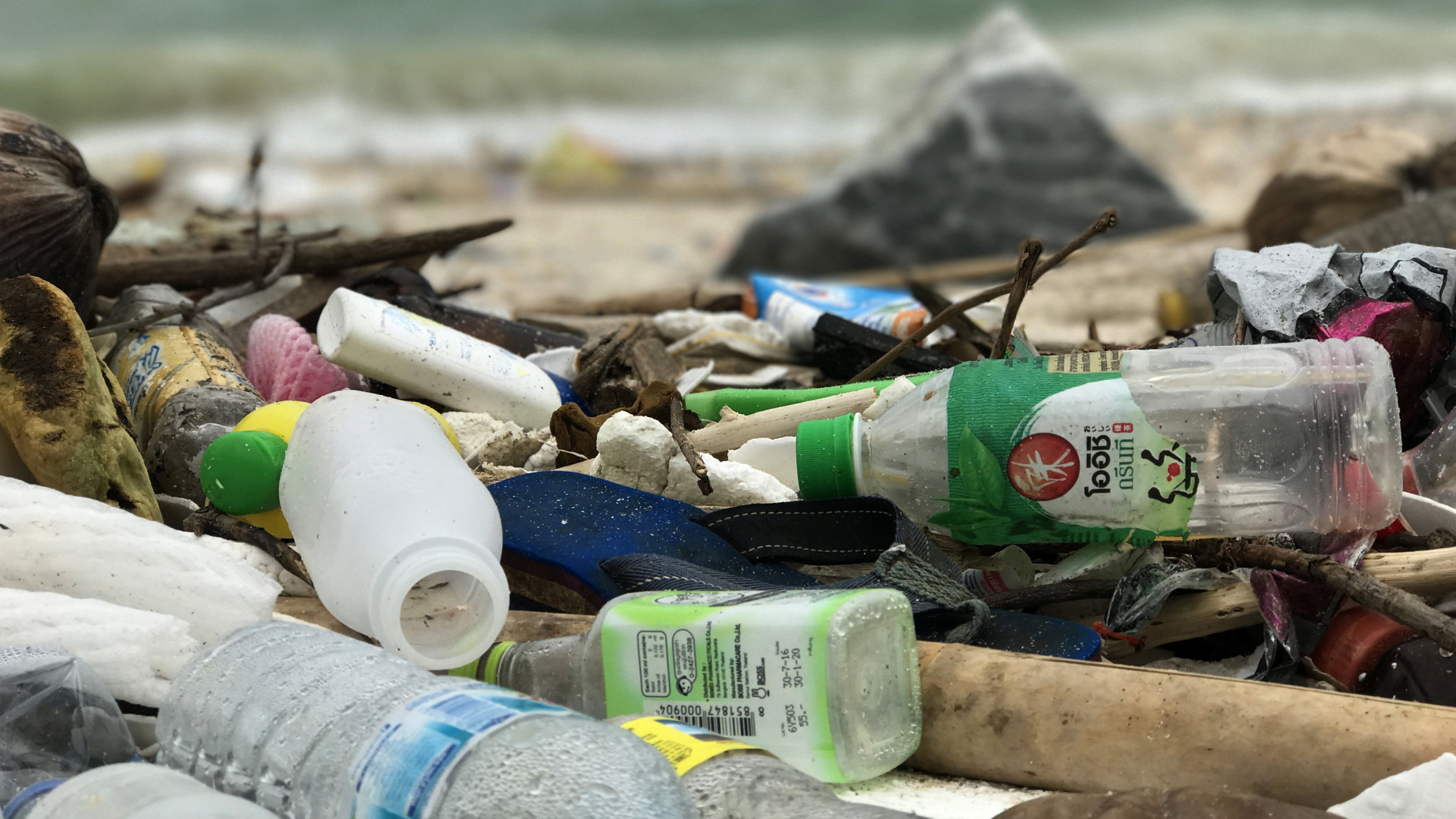 Plastikmüll liegt am Strand  (Archivbild)