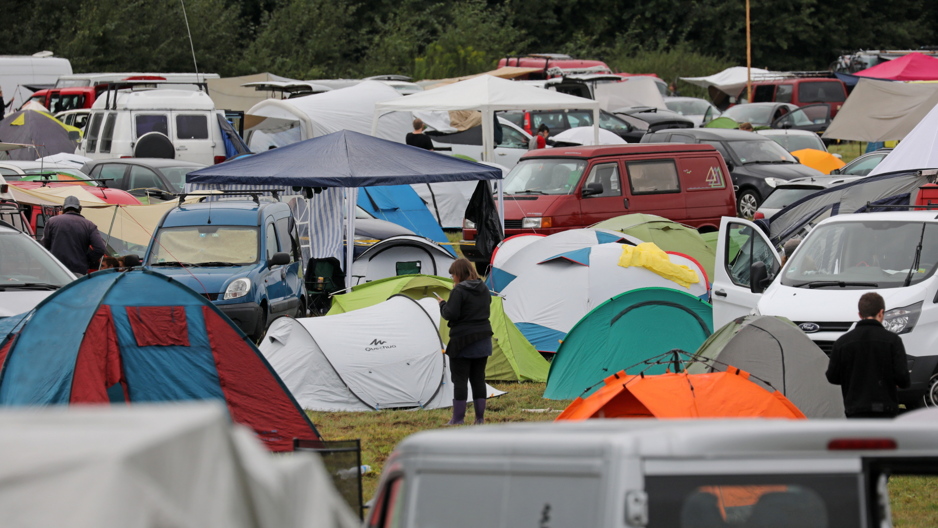 Gäste des Festivals "Plan:et C" auf dem ehemaligen russischen Militärflugplatz in Lärz haben ihre Zelte aufgebaut und ihre Wohnmobile abgestellt. | dpa