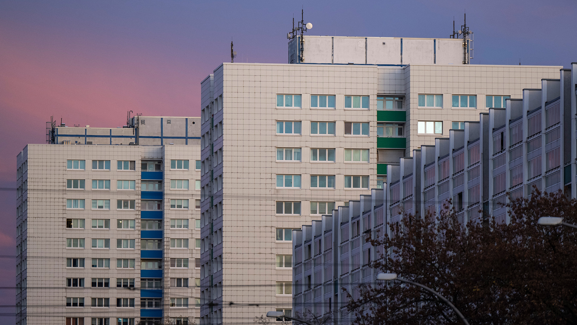 Der Himmel verfärbt sich am Abend vor der Kulisse der Hochhäuser im Osten von Berlin. | dpa