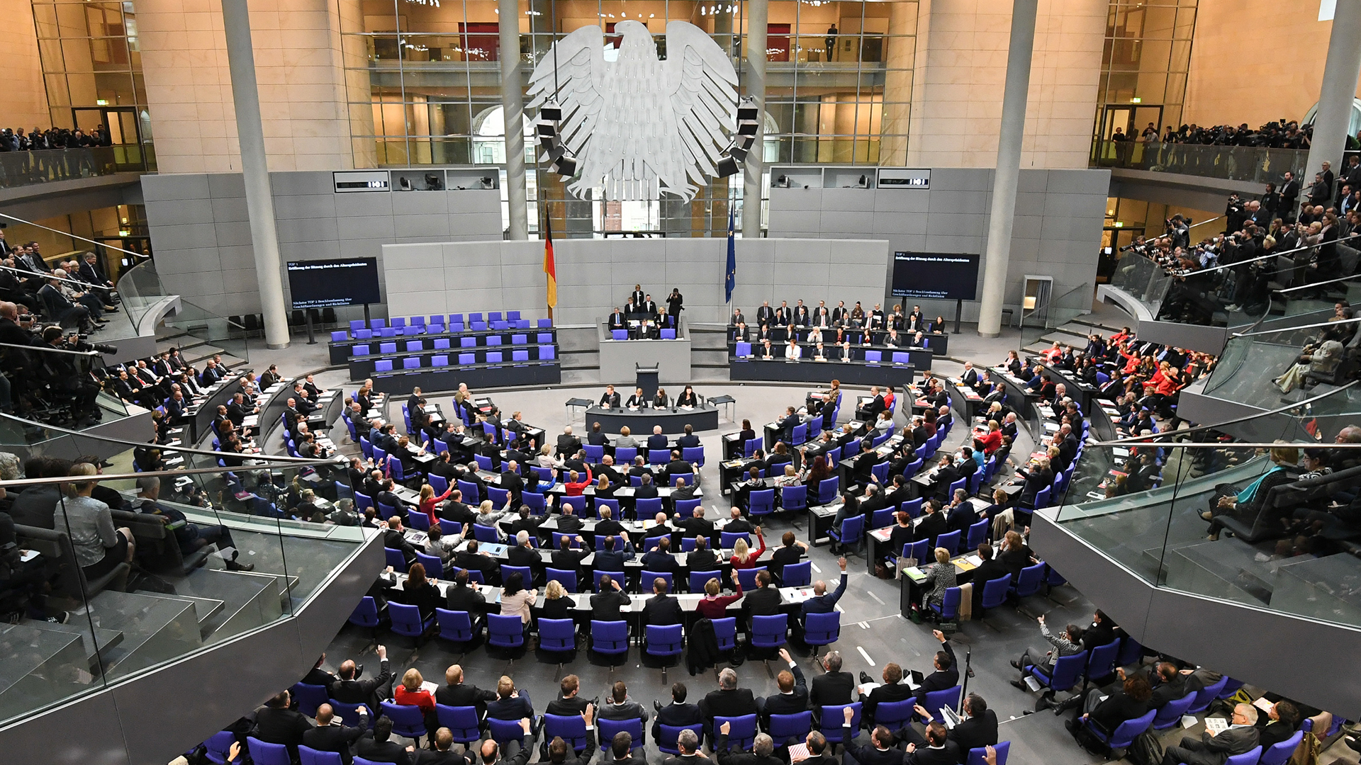 Blick in den Plenarsaal bei der konstituierende Sitzung am 24. Oktober 2017 | picture alliance / Ralf Hirschbe