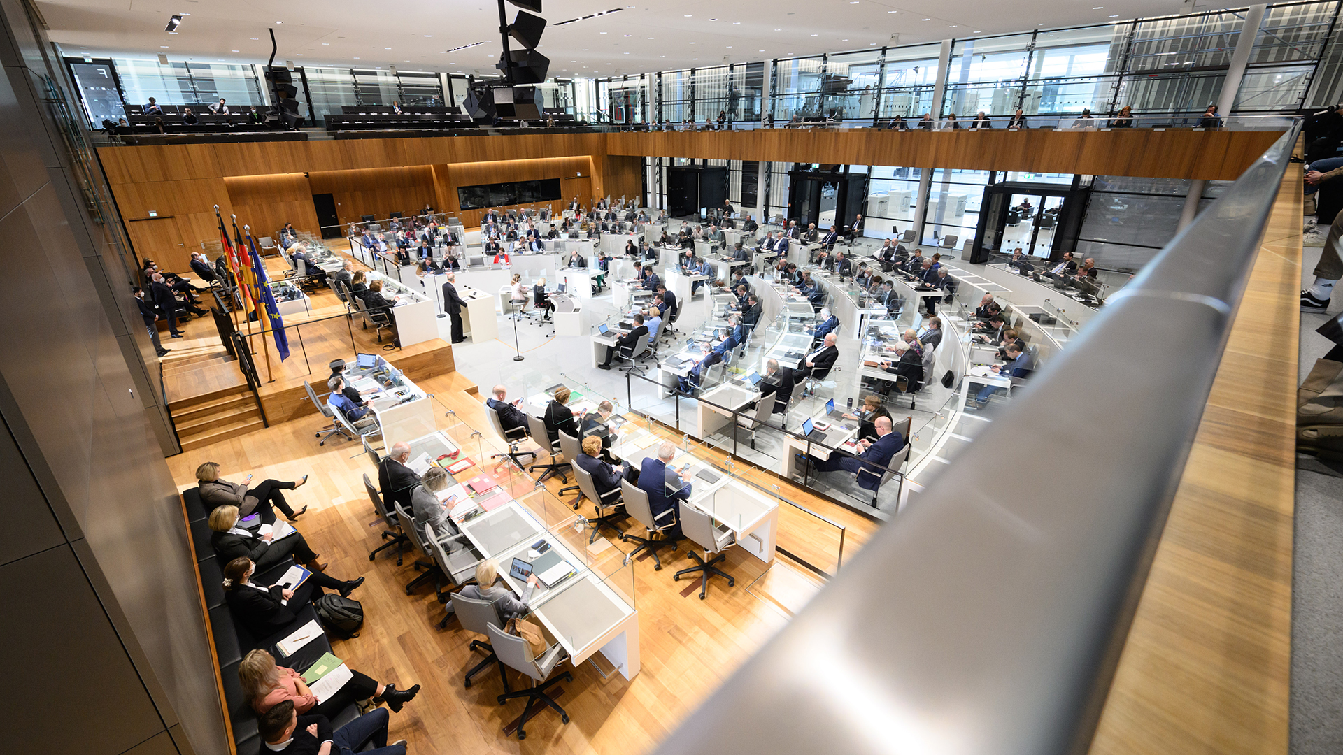 Abgeordnete sitzen im Plenum im niedersächsischen Landtag. | dpa