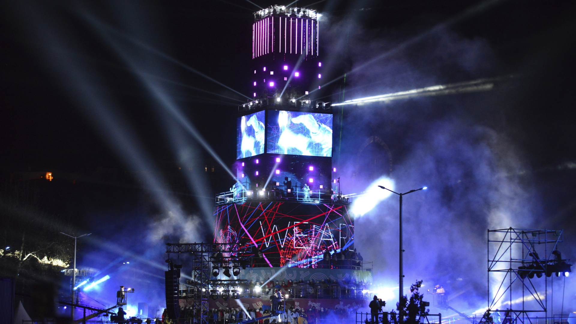 30 Meter hohe Multimediabühne erstrahlt in verschiedenen Farben während der Auftaktveranstaltung zum Kulturhauptstadtjahr 2019 | AP