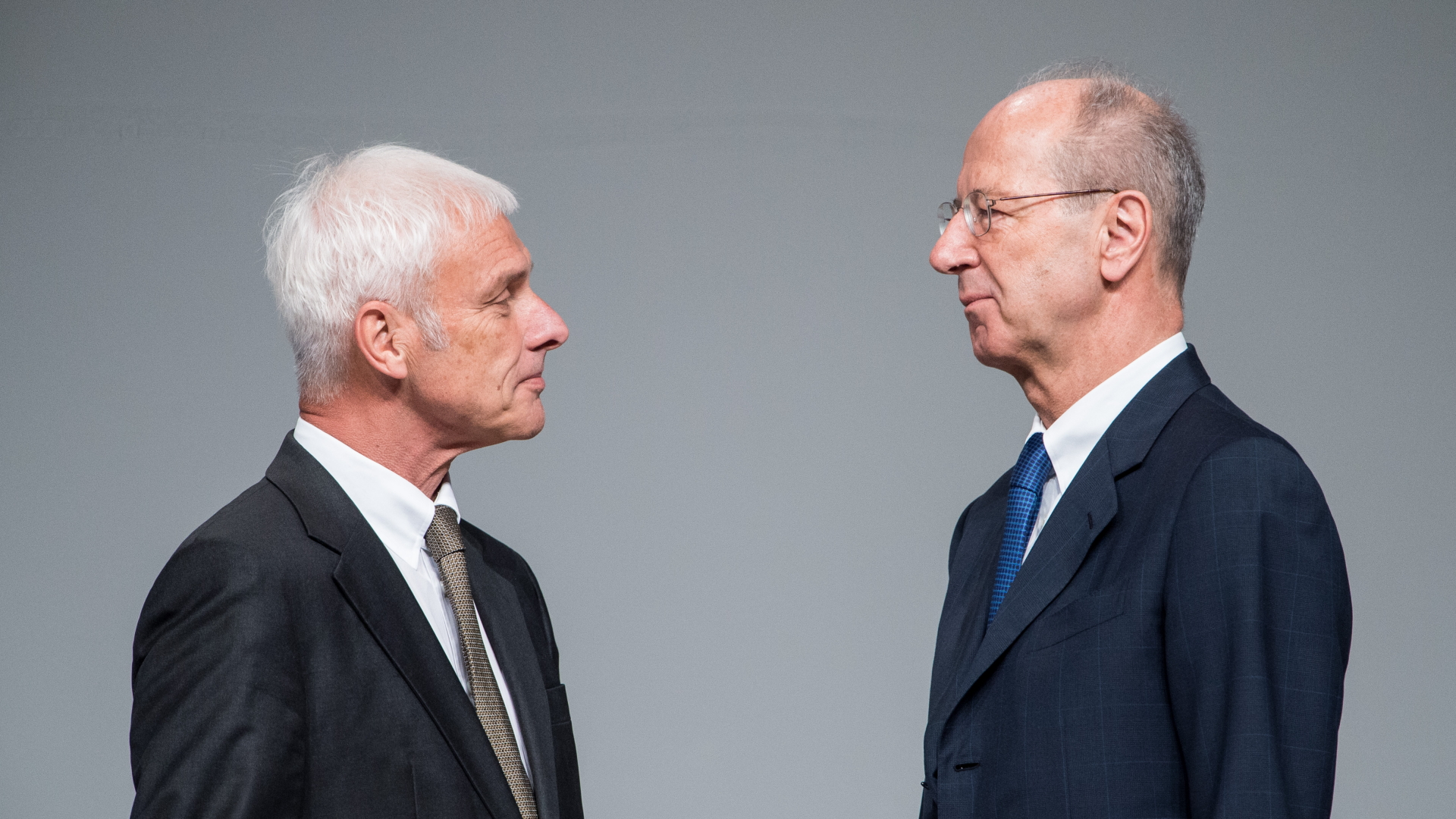 Pötsch und Müller stehen sich bei einer VW-Hauptversammlung in Stuttgart gegenüber. | dpa