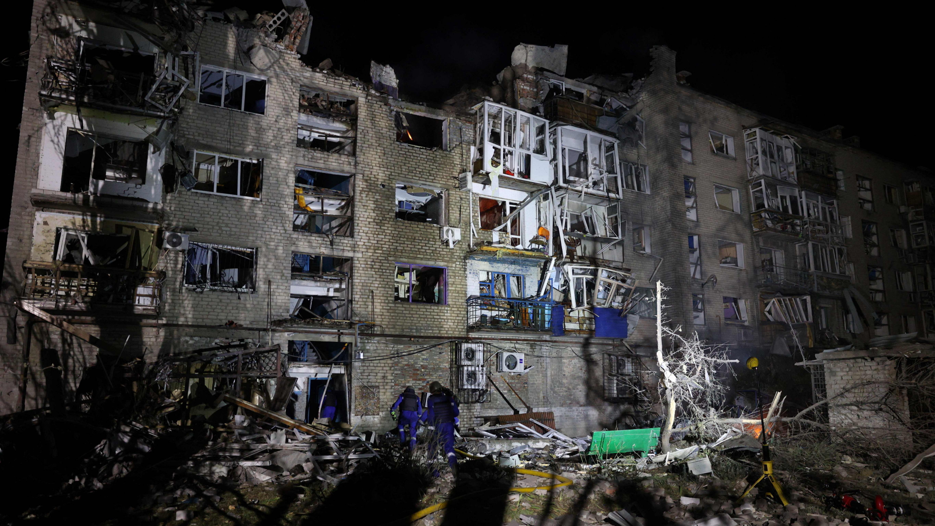 Rettungskräfte nähern sich einem zerstörten Wohnhaus in Prokowsk