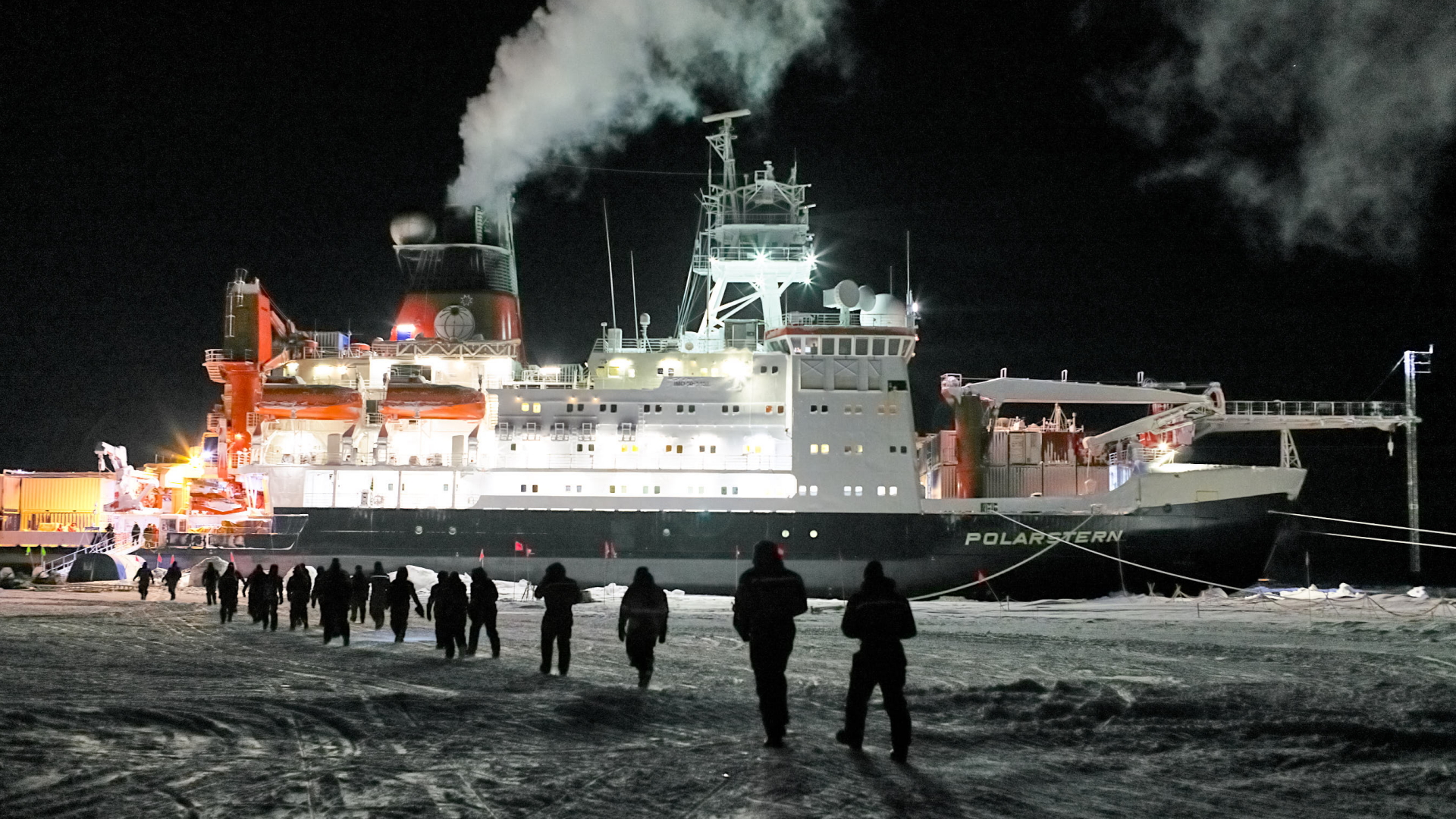 Teilnehmer der Forschungsexpedition "Mosaic" vor dem Forschungsschiff "Polarstern" (Archivbild 28.02.2020) | dpa