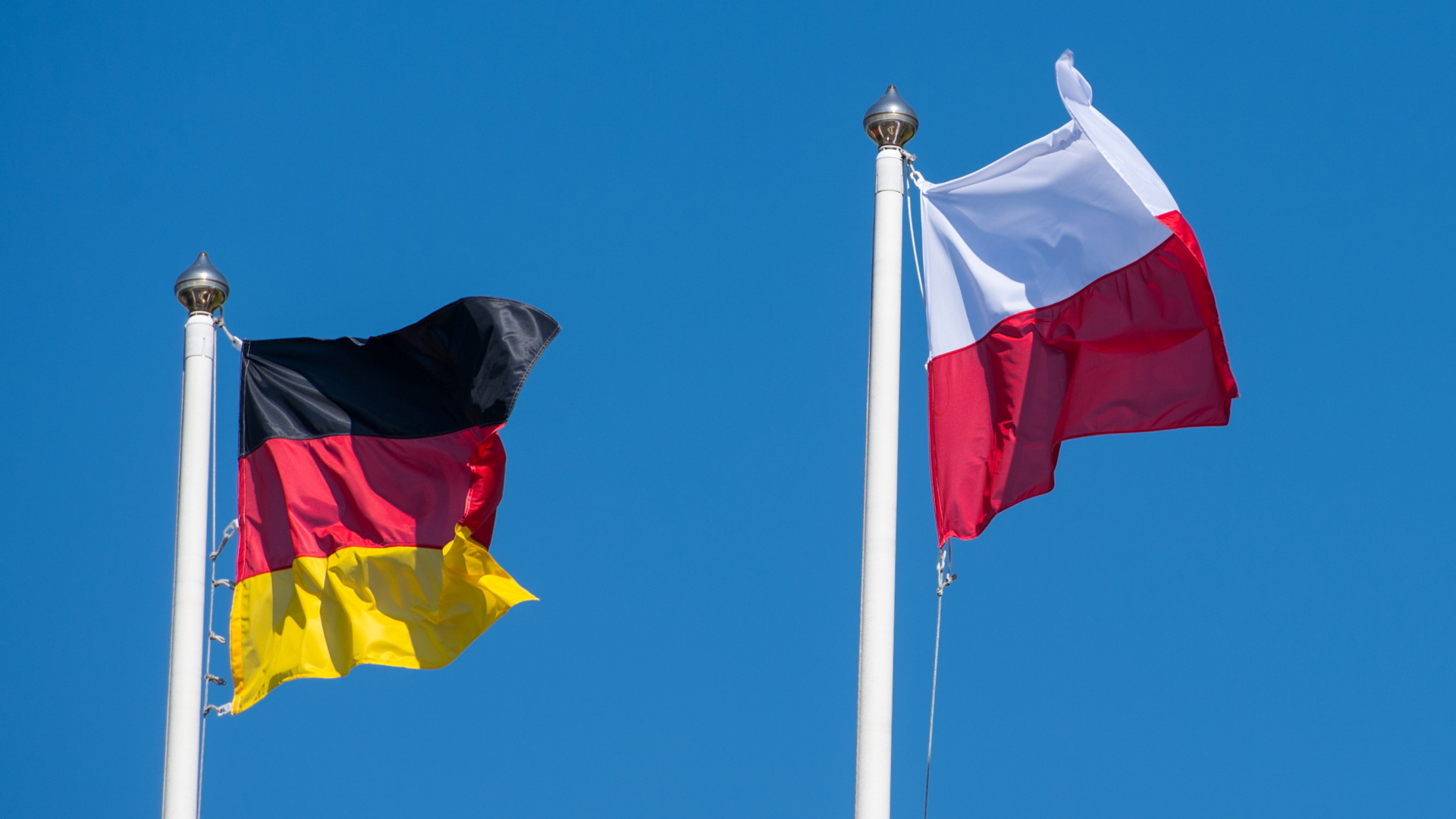 Die Deutsche und die Polnische Flagge | dpa