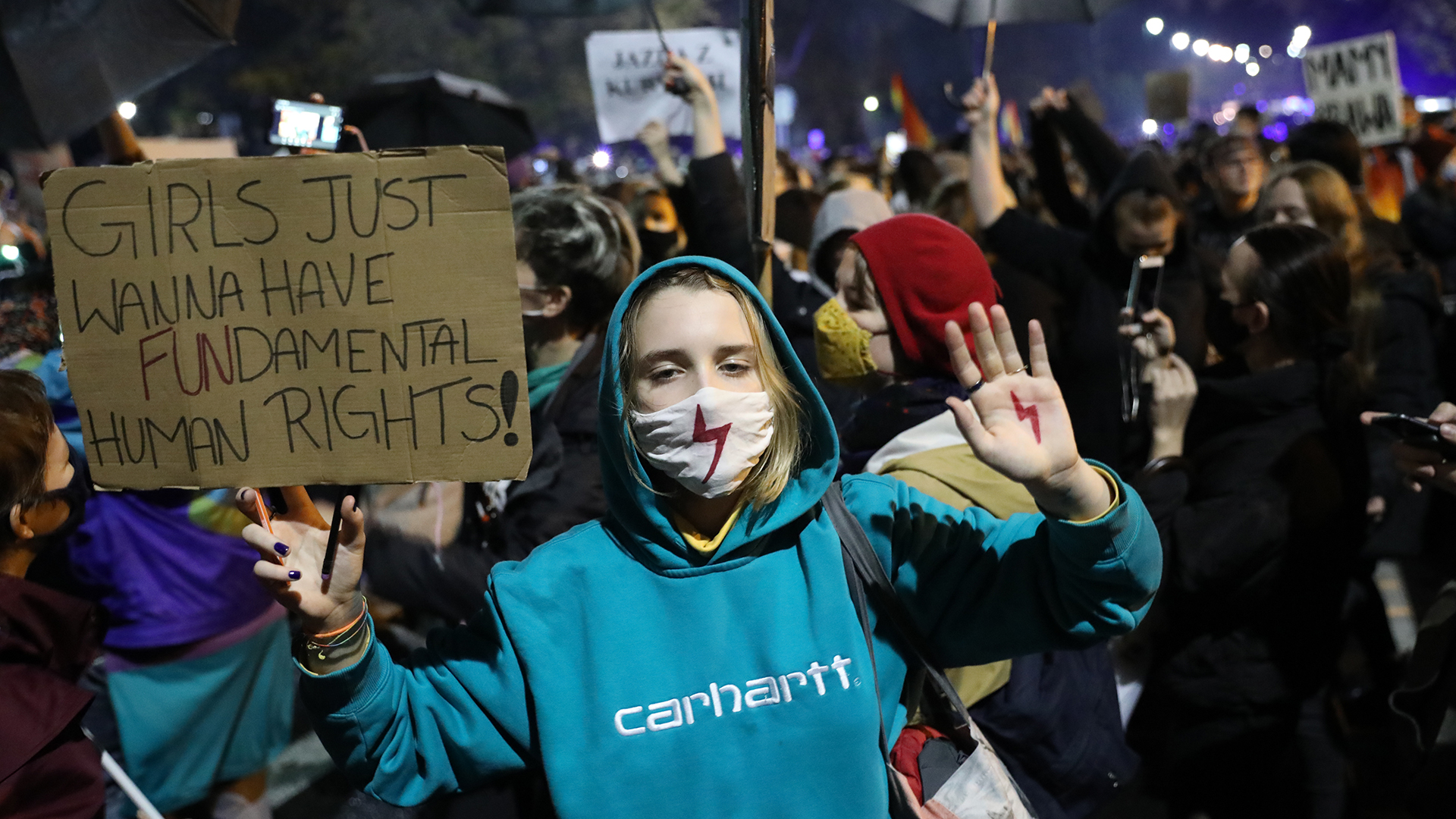 Eine Demonstrantin nimmt am «Marsch der schweigenden Frauenen» teil und trägt ein Banner mit der Aufschrift "Girls just wanna have fundamental human rights" | dpa