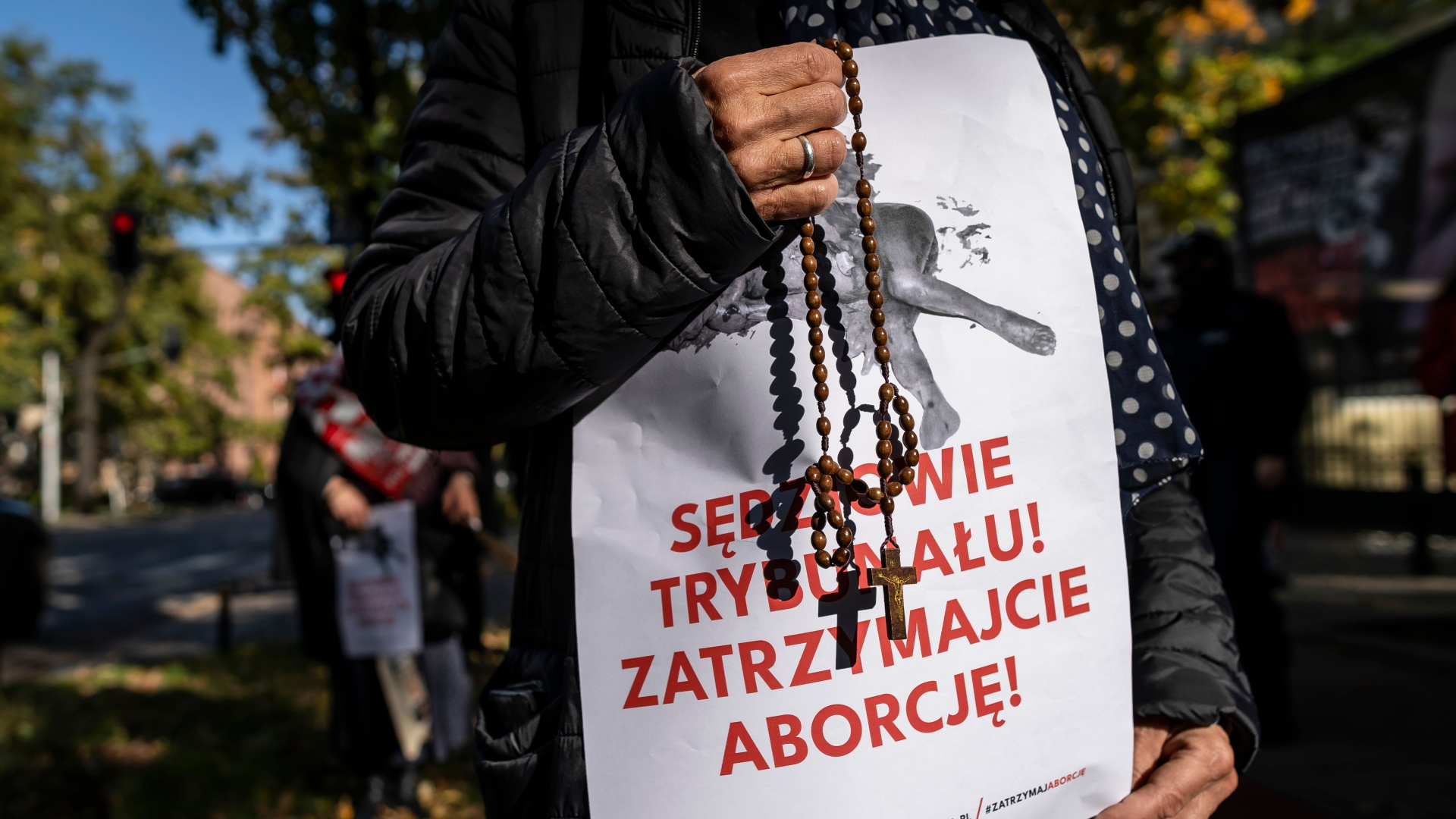 Eine Frau mit einem Rosenkranz in der Hand protestiert vor dem Verfassungsgerichtshof in Warschau gegen Abtreibungen. | AFP