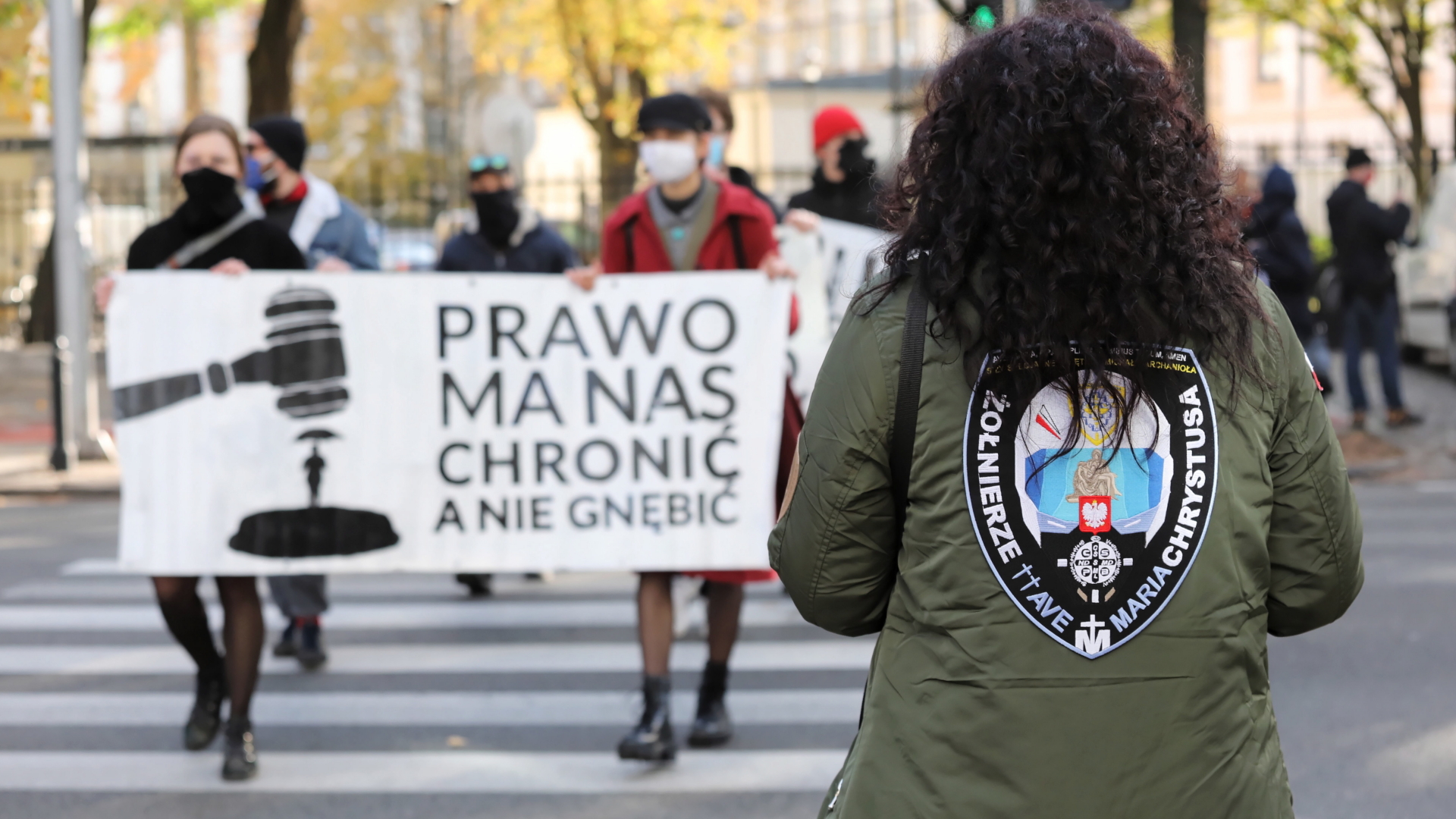Frauenrechtsaktivistinnen und Abtreibungsgegnerinnen demonstieren vor dem Verfassungsgerichtshof in Warschau. | TOMASZ GZELL/EPA-EFE/Shutterstoc