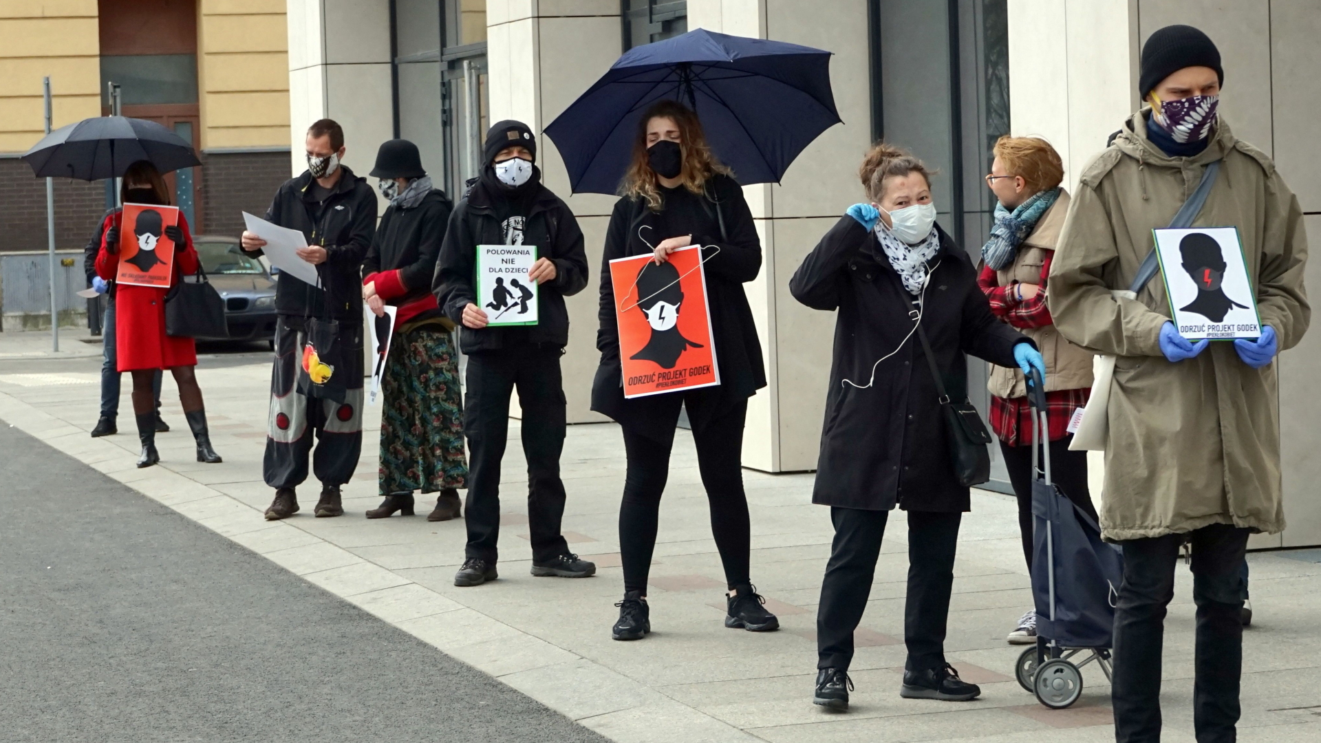 Demonstranten in Stettin protestieren im April 2020 mit schwarzen Schirmen gegen eine Verschärfung des Abtreibungsrechts in Polen | Marcin Bielecki/EPA-EFE/Shutters