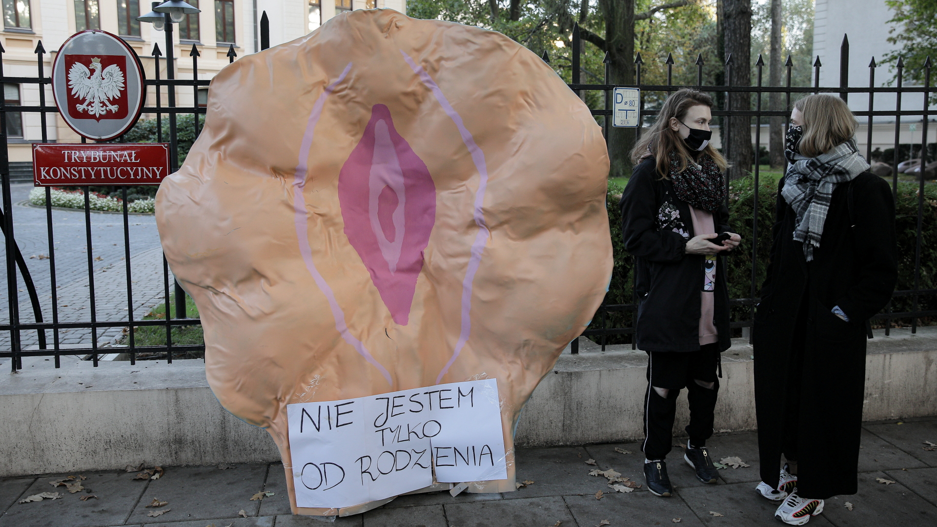 Vor dem Verfassungsgericht in Warschau demonstrieren Gegner einer weiteren Verschärfung des Abtreibungsrechts | REUTERS