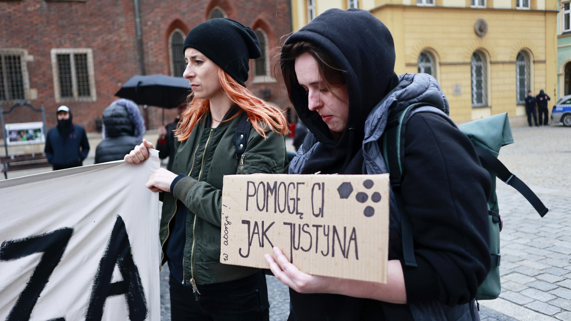 "Ich helfe dir wie Justyna", verspricht eine Aktivistin bei einer Kundgebung in Wroclaw auf einem Plakat. | picture alliance / ZUMAPRESS.com