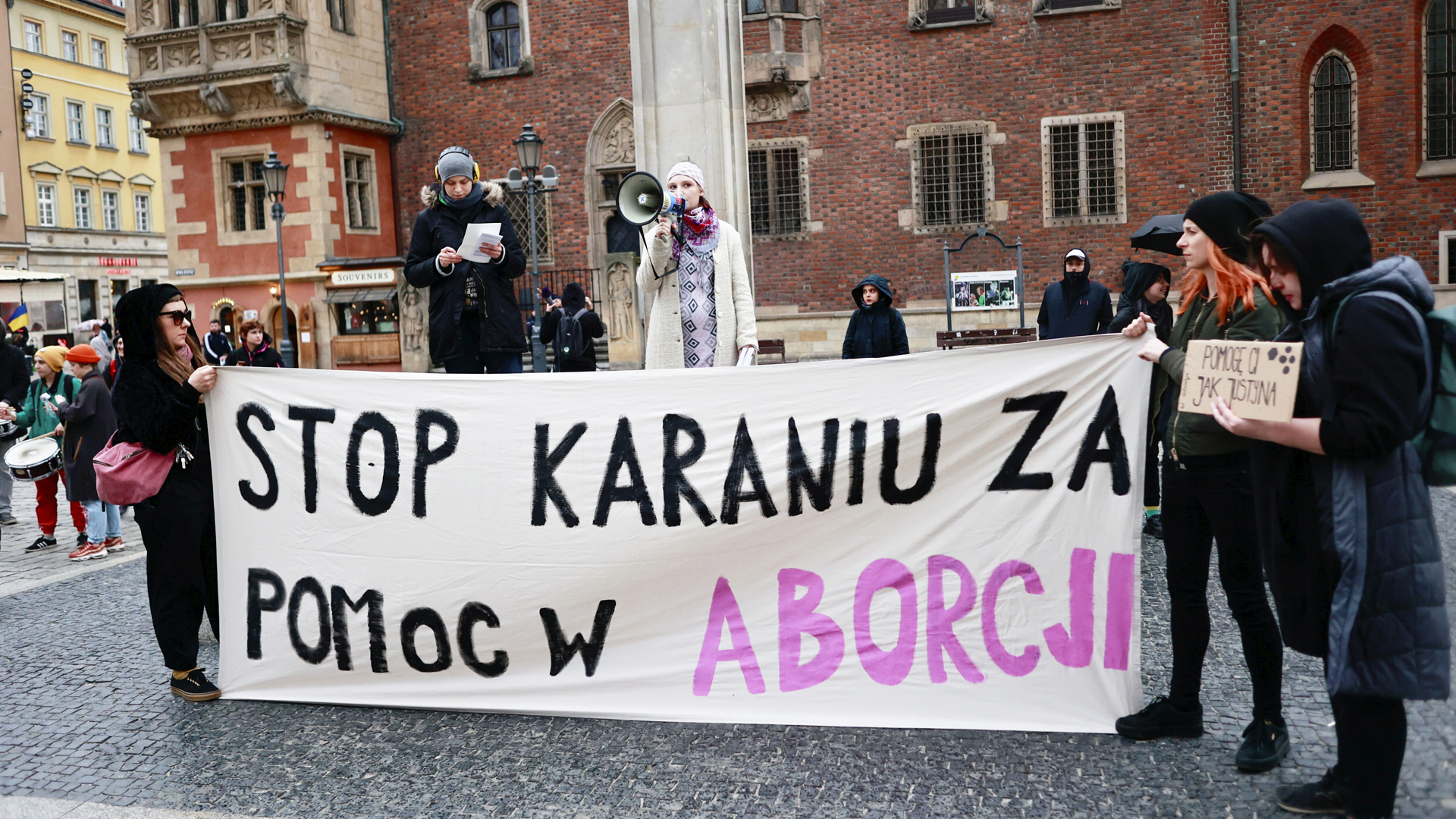 "Hört auf, Abtreibungshilfe zu bestrafen!", steht auf einem Protestplakat von Pro-Choice-Aktivistinnen in Wroclaw. | picture alliance / ZUMAPRESS.com