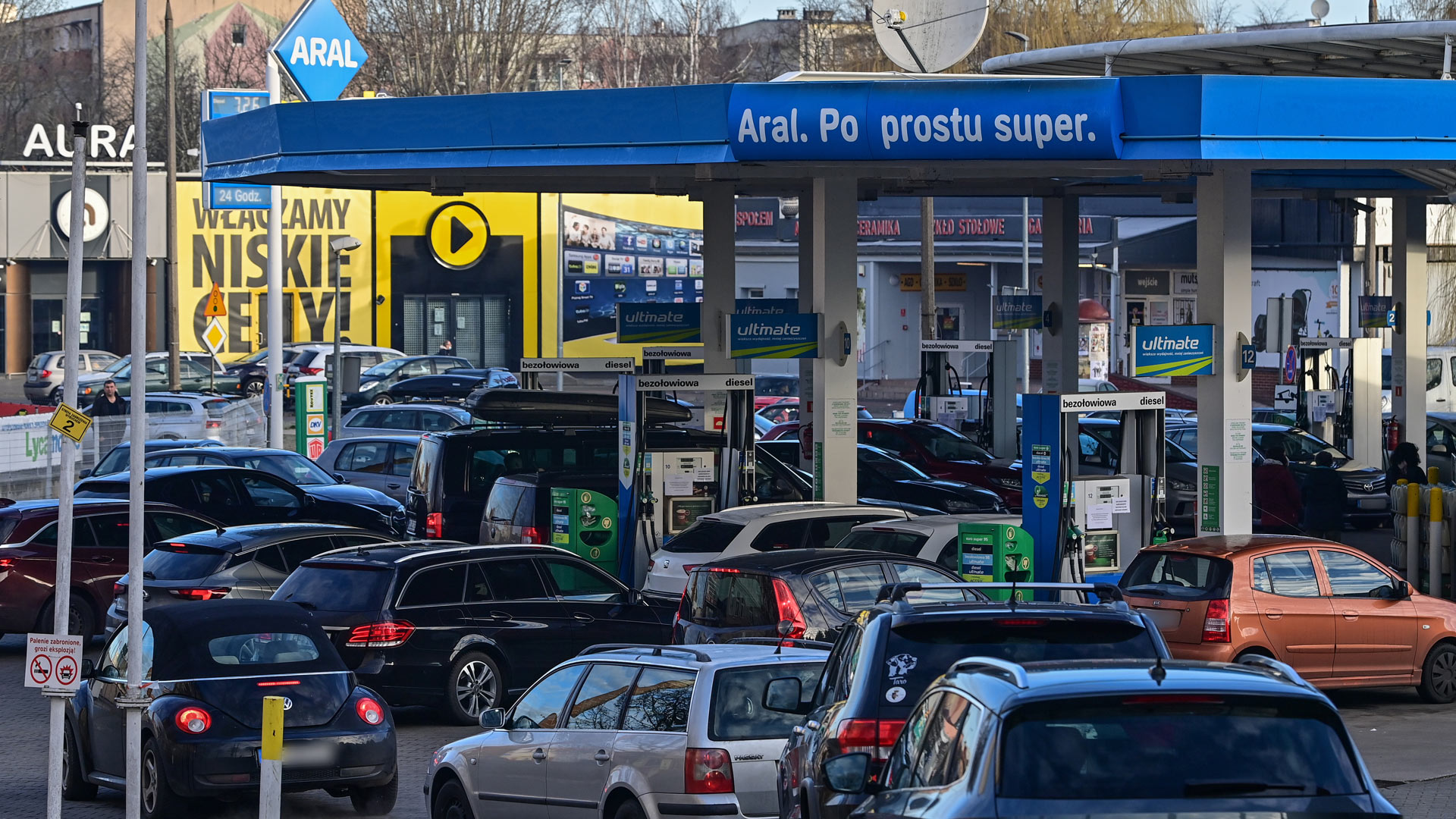 Großer Andrang von Fahrzeugen aus Deutschland an einer polnischen Tankstelle.  | picture alliance/dpa/dpa-Zentral