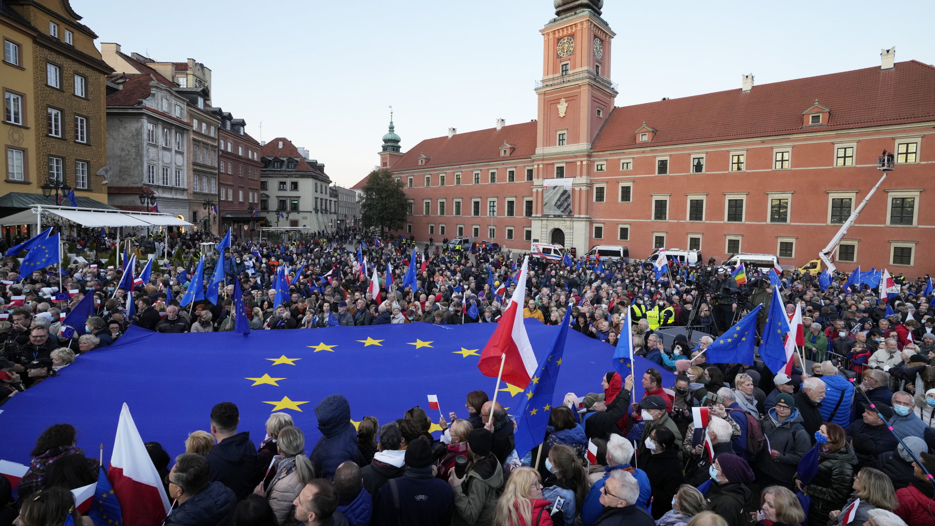 Pro-europäische Demonstration in Warschau  | dpa
