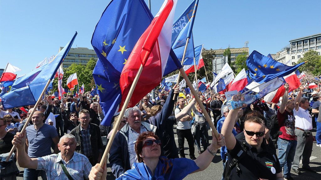 Demnstrationszug gegen die Regierung in Polen