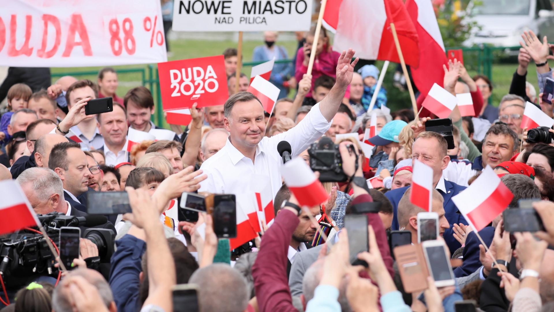 Polens Präsident Duda lässt sich von Anhängern feiern. | dpa