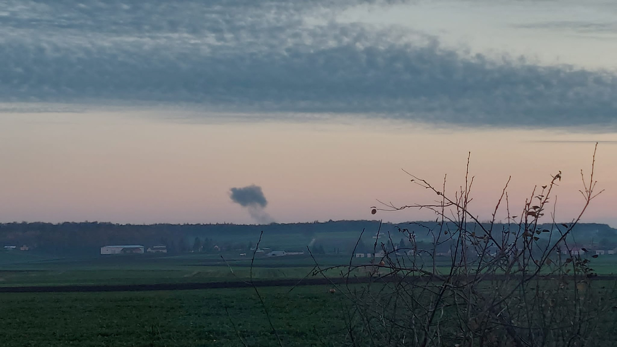 Eine Rauchwolke steigt nach einer Explosion in Polen nahe der ukrainischen Grenze auf. | VIA REUTERS